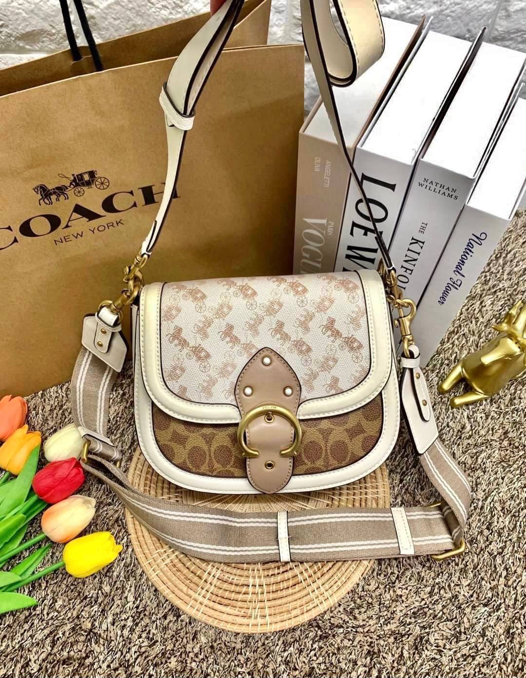 สวย หรู แถมสุดคุ้มกันเลยจร้าา💋 COACH BEAT SADDLE BAG ((C3837//C0749)) พร้อมส่งที่ไทยอีกครั้ง ห้ามพลาดค่าา!! กระเป๋าสะพายครอสบอดี้ร์ วัสดุหนังแท้ชั้นดีที่สุด! หนังสวย บวกกับอะไหล่แบรนด์ที่ดูเด่นคลาสสิคตรงด้านหน้าค่ะ เปิดปิดกระเป๋าแบบกดล็อค ภายในสาม