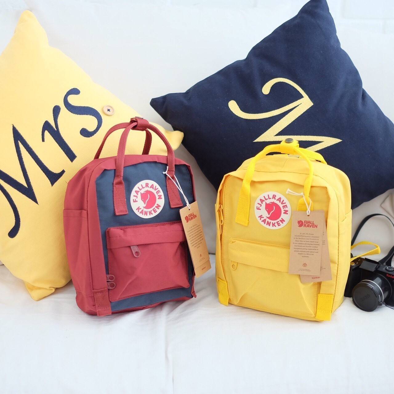 Kanken backpack กระเป๋าเป้สุดฮิต คุณสมบัติมีความทนทานสูงและสามารถกันน้ำ ทำจากเส้นใยพิเศษ เรียกว่า Vinylon-F มีซิปกลางที่เปิดเข้าไป ส่วนข้างในกระเป๋า ด้านในจะมีโฟมสำหรับรองแผ่นหลัง สะพาย สะพายสบายค่ะ เหมาะเป็นกระเป๋าเป้ที่สะพายไปโรงเรียน วันว่างสบายๆ หรือเ