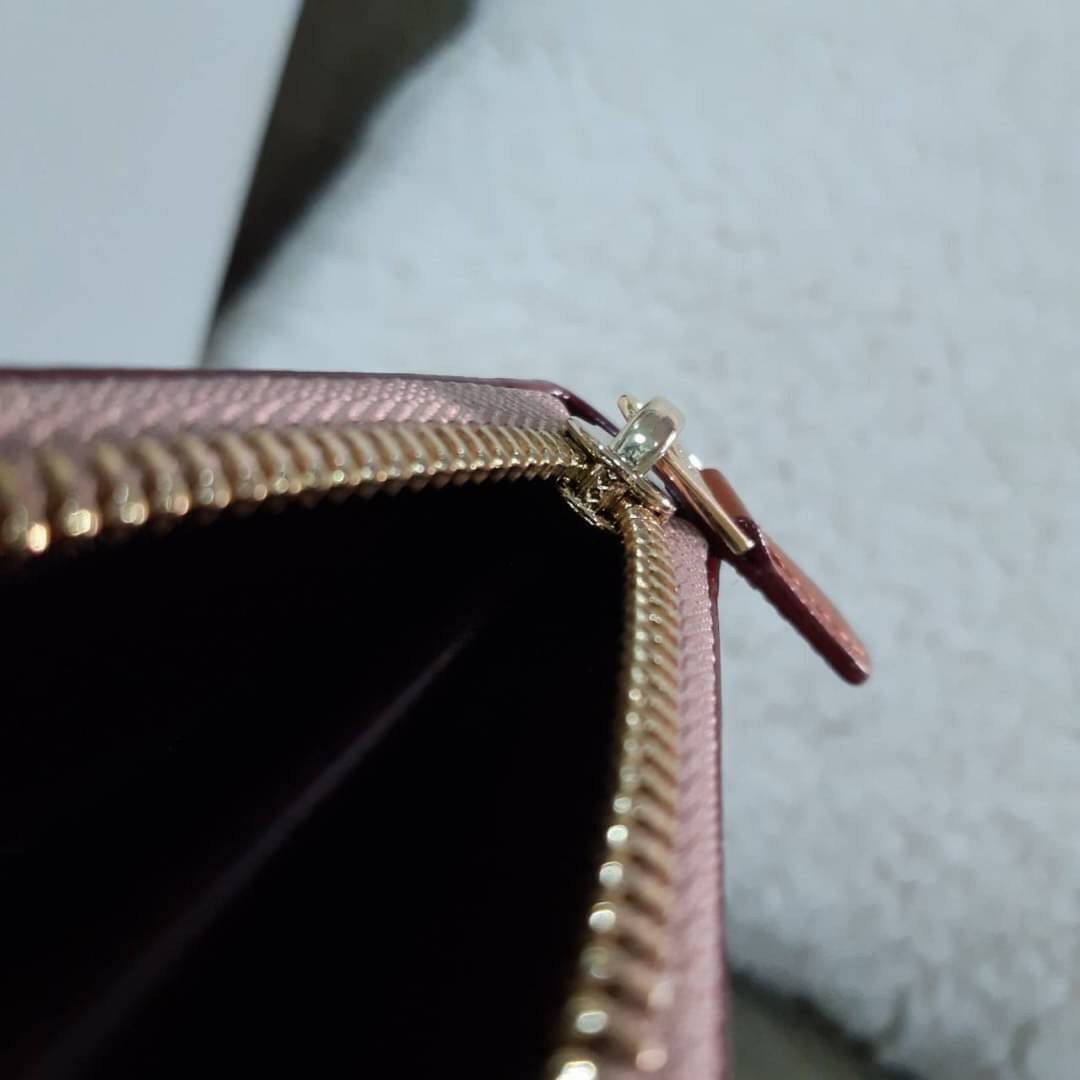 ของแท้ 100% 👍 COACH 31546 ACCORDION ZIP WALLET IN COLORBLOCK SIGNATURE CANVAS กระเป๋าสตางค์ใบยาวรุ่นขายดี!! สีขายหมด!! สาวๆต้องยกให้เป็นไอเท็มที่ขาดไม่ได้เลยน้า วัสดุหนังแคนวาสเคลือบ ภายในเป็นหนังแท้