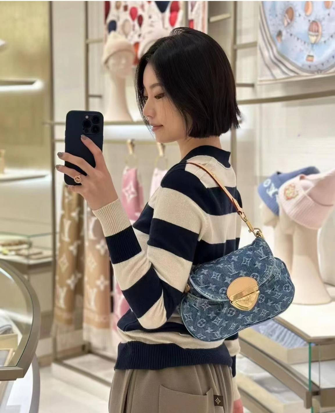 LV Sunset Denim Bag กระเป๋าสะพายไหล่ทรงสวย แรงมากฉุดไม่อยู่ กับกระแสคอลใหม่ lvremix ดีไซน์แบบตัวมัม y2k รูปทรง baguette สวยดูแพง ใบนี้ก็ฉ่ำสุดๆ