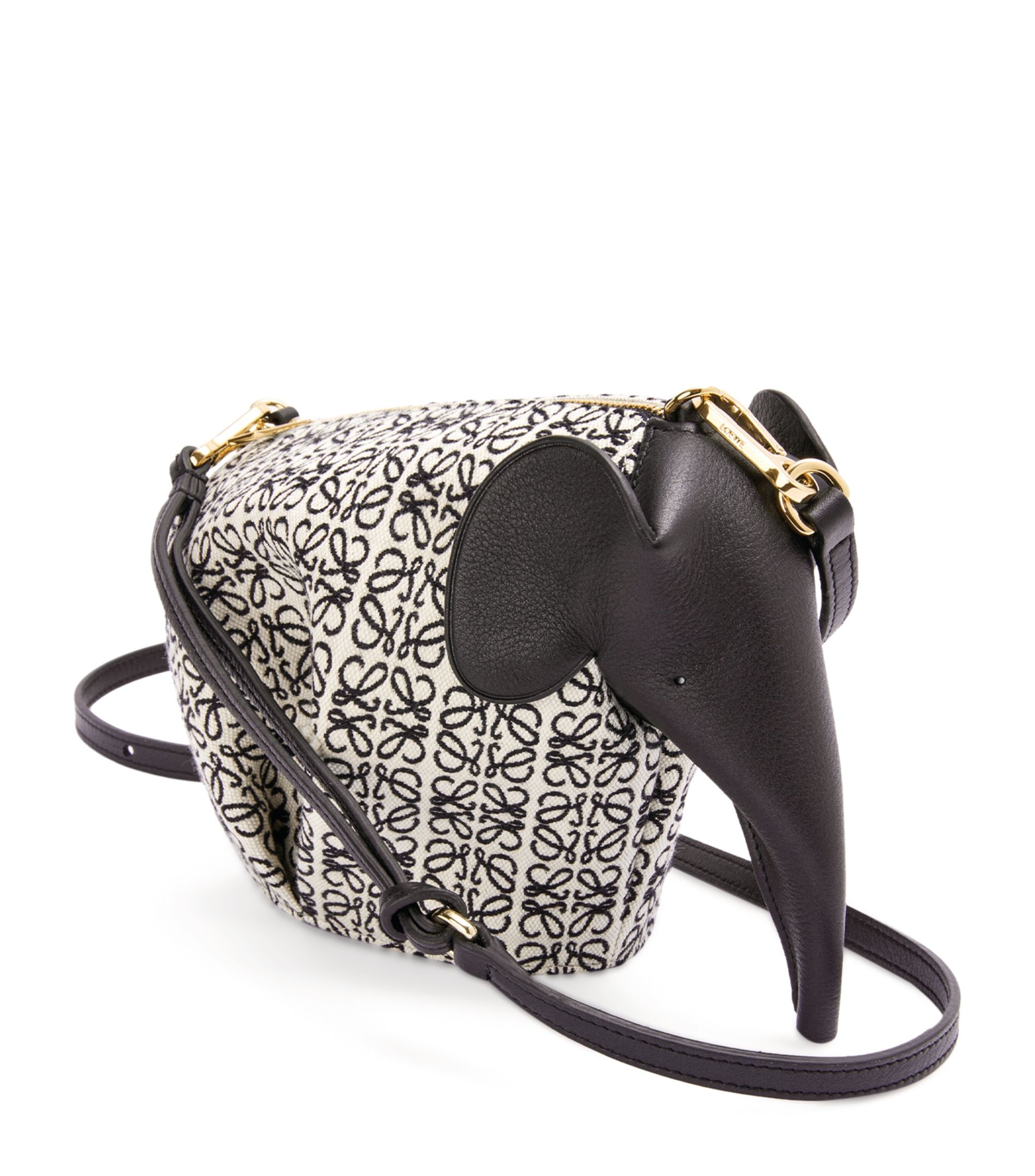 LOEWE Mini Canvas Anagram Jacquard Elephant Bag คอลเลคชั่นใหม่ล่าสุด น้องช้างไซส์มินิน่ารักมากมาย งานแบรนด์หรูจากประเทศสเปน โลเอเว่ (LOEWE) กระเป๋ารูปทรงช้างเป็นเหมือนหนึ่งในซิกเนเจอร์ของแบรนด์ ดีไซน์คงเอกลักษณ์วัสดุ Anagram Canvas Jacquard Fabric ผสมผสาน