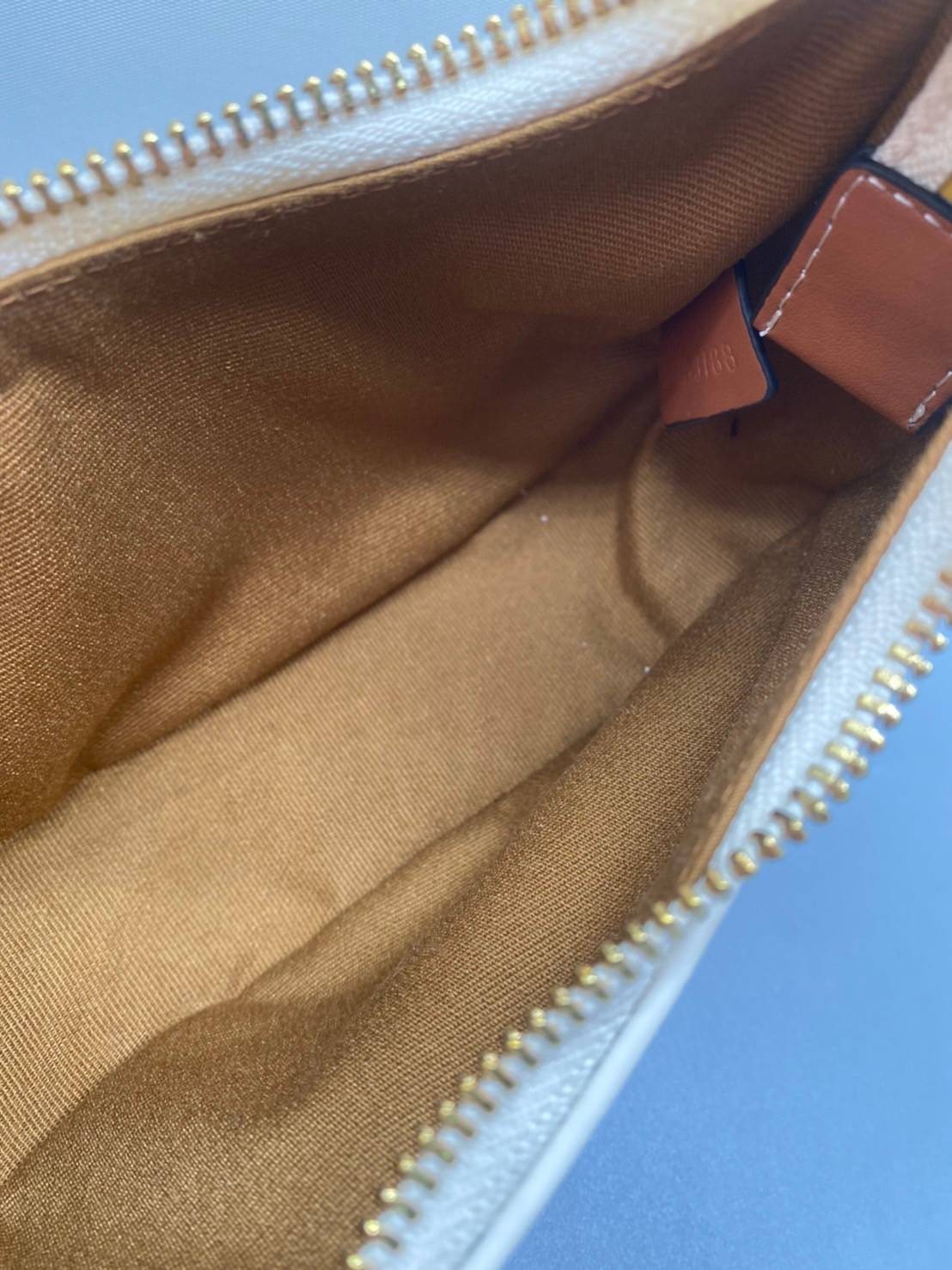 CELINE MINI SHOULDER BAG Celine Vintage Classic MINI Ava bag กระเป๋าสะพายไหล่ใบเล็กน่ารักมากก ขนาดใหม่ น้องน่ารักมากก คาเฟ่จ๋าาาา น้องมาล๊าววว วัสดุ TRIOMPHE CANVAS ดีไซน์สวยหรูฮิตสุดในเกาหลี! หนังสวยอยู่ทรงกันน้ำ เปิดปิดด้วยซิปแบรนด์สีทอง สายสะพายหนังปรั