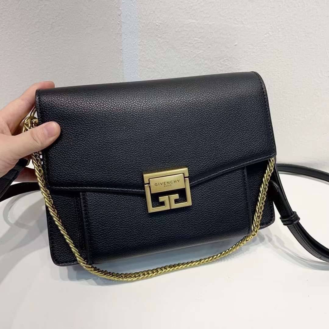 Givenchy GV3 Small Leather 25cm รุ่นยอดนิยม กระเป๋าสะพายหนัง เปิดหน้า อะไหล่ทอง งานสวยเป๊ะอะไหล่ปั้มทุกจุดสวยหรู ดูเป็นคนมีเทสดีเลยค่าา ดีไซน์คือสวยมีคลาส มีระดับสุดๆ พร้อมสายโซ่อะไหล่ทอง ละมุนตามากค่าา