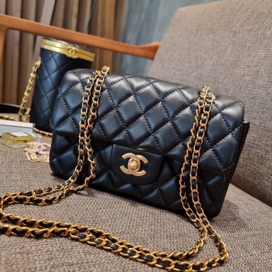 VIP 🥂 เซ็ทคือที่สุดของความคุ้ม CHANEL GIFT BOX SET สุดหรูชวนให้สะสม สุดยอดไอเท็มหายากพร้อมเสิร์ฟครบชุด สุดคุ้ม มาพร้อมกระเป๋าสะพายถึง 2 ใบ สุดหรูลิมิเต็ด หาไม่ได้ง่ายๆ ในคอลเลคชั่นภายในสีทอง และที่พิเศษยังมีน้ำหอมตัวท็อปมาให้อีก chanel no.5 ที่แสน