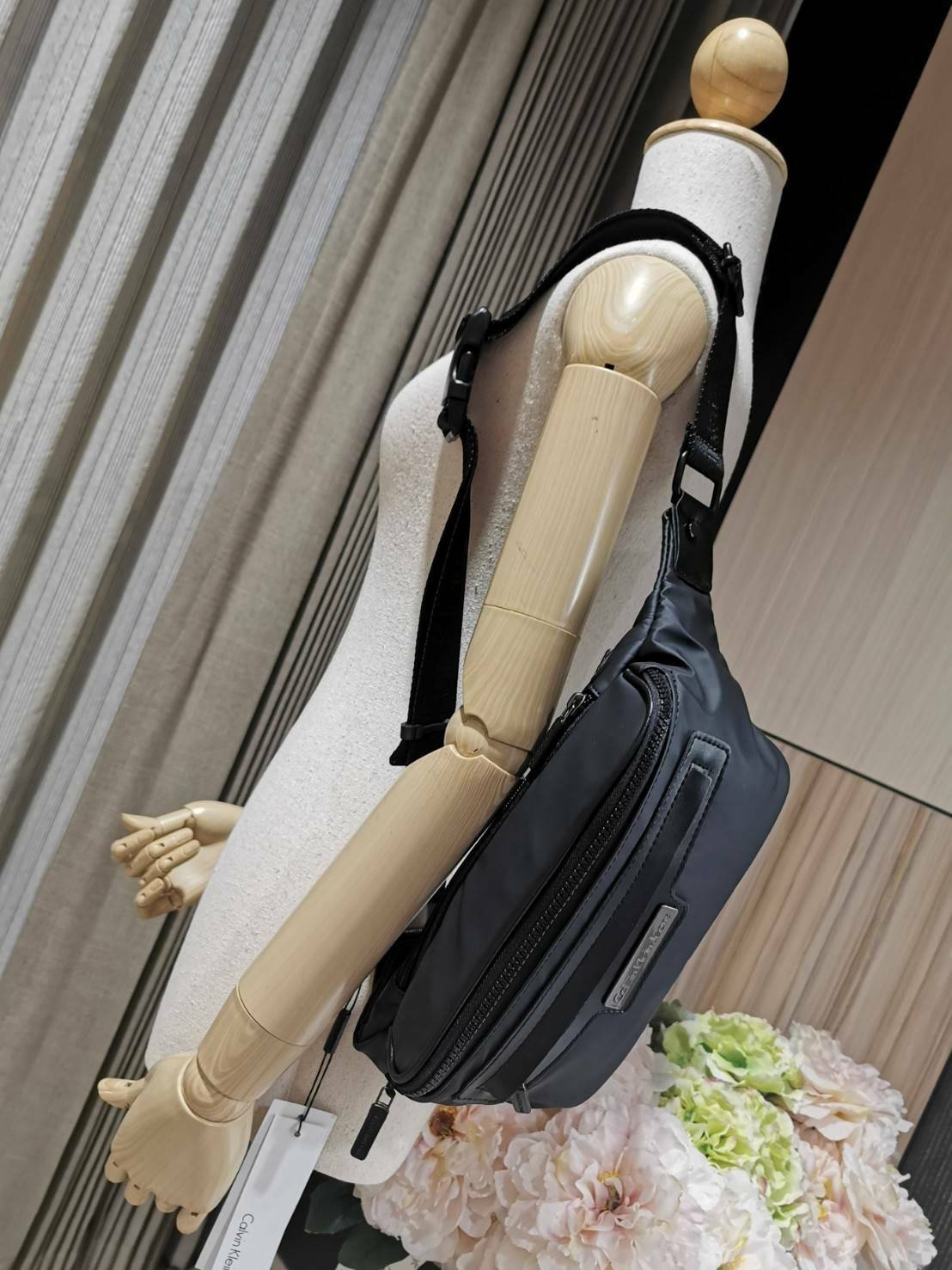 CALVIN KLEIN" JEANS NYLON WAIST BAG กระเป๋าสะพายคาดเอวหรือคาดอกอกรุ่นใหม่ล่าสุดดีไซน์สุดฮิต Limited Edition จาก Calvin Klein Factory วัสดุ Nylon+Polyester 100% คุณภาพดีดูเเลรักษาง่าย กันน้ำ เปิดปิดด้วยซิปสะดวกใช้ หัวซิปแบรนด์ด้านหน้ามีโลโก้และช่องซิป