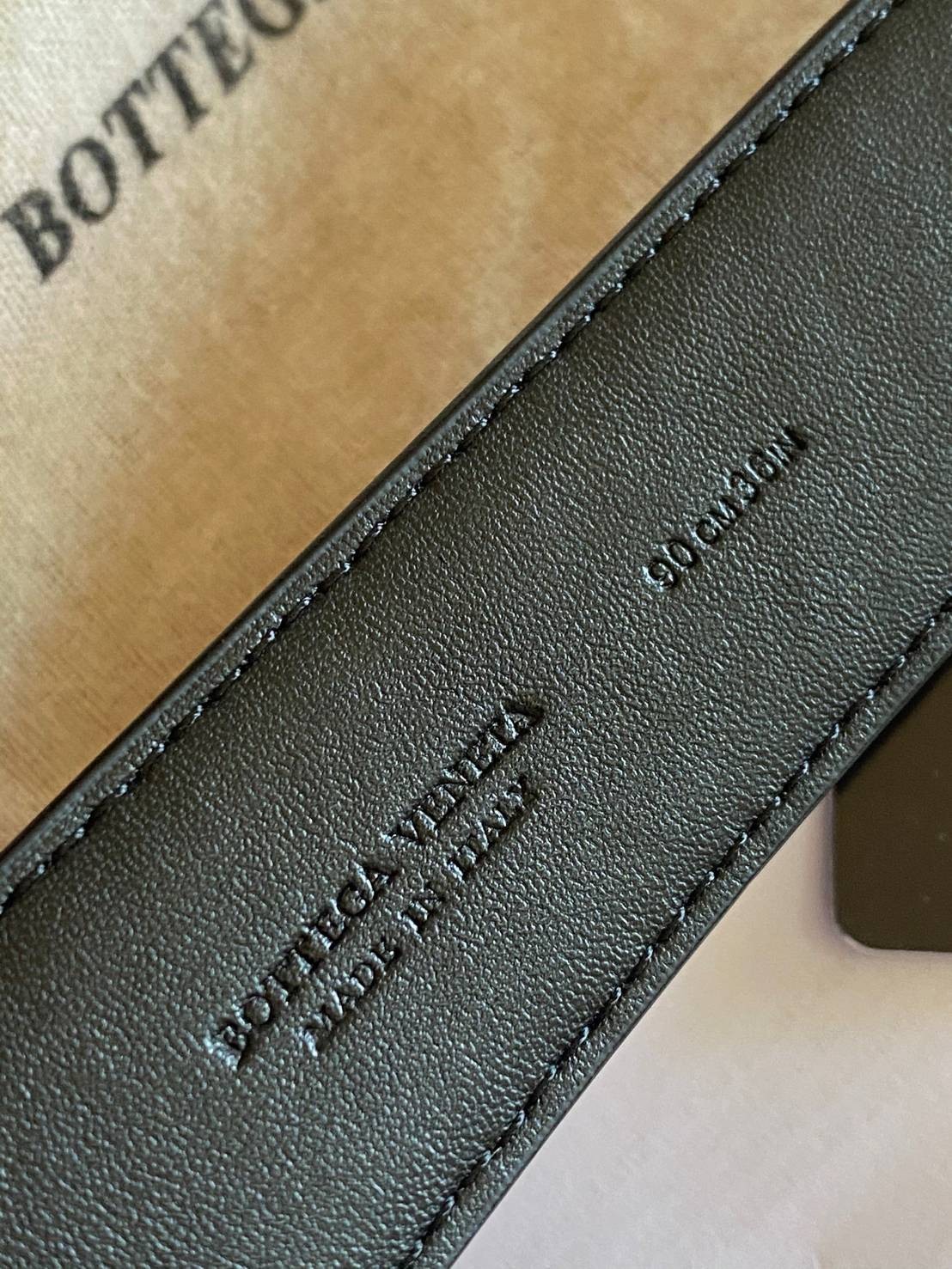 VIP 】♥️ BOTTEGA VENATA BELT เข็มขัดสุดหรูงานหนังแท้ ดีไซน์สุดคลาสสิคสไตล์ พร้อมส่ง 3 สี ภาพสินค้าถ่ายจากงานขายจริง สวยมากค่ะ หนังคุณภาพดีมาก เข้าได้กับทุกลุ๊คสไตล์การเเต่งตัว สวยหรูดูดีมีระดับ ไอเท็มนี้แนะนำเลยค่ะ!