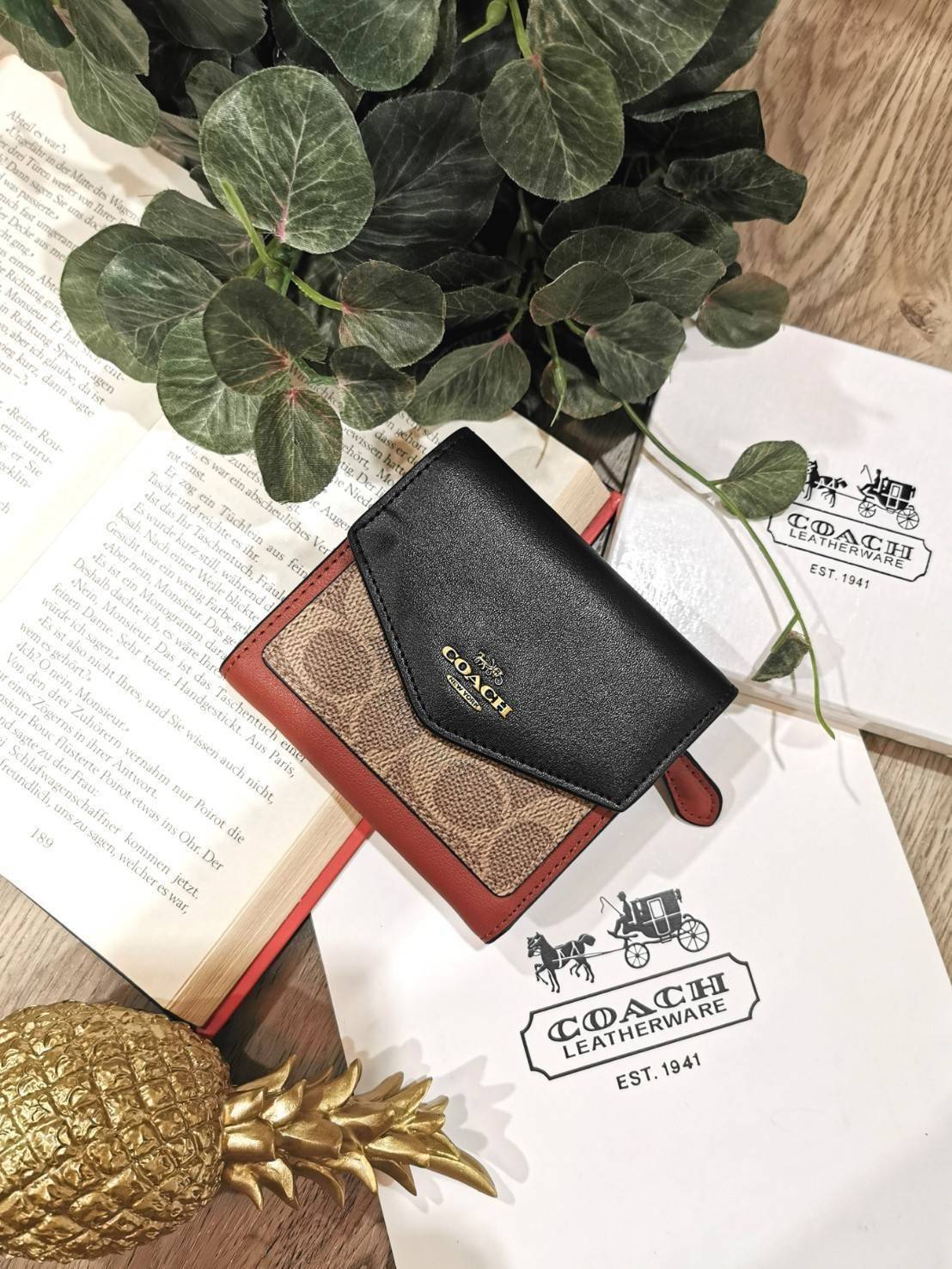 COACH FACTORY SHORT WALLET กระเป๋าสตางค์รุ่นใหม่ล่าสุดจาก Coach Factory Outlet ขนาดกำลังดี พกพาสะดวก ดีไซน์สวยน่าใช้ วัสดุหนังแท้เปิดปิดด้วยฝาปิด Envelop กระดุมด้านหน้ามีโลโก้แบรนด์ด้านหลังมีช่องซิปใส่เหรียญ หัวซิปแบรนด์ ภายในมีช่องใส่ธนบัตรใส่แบงก์พันได้