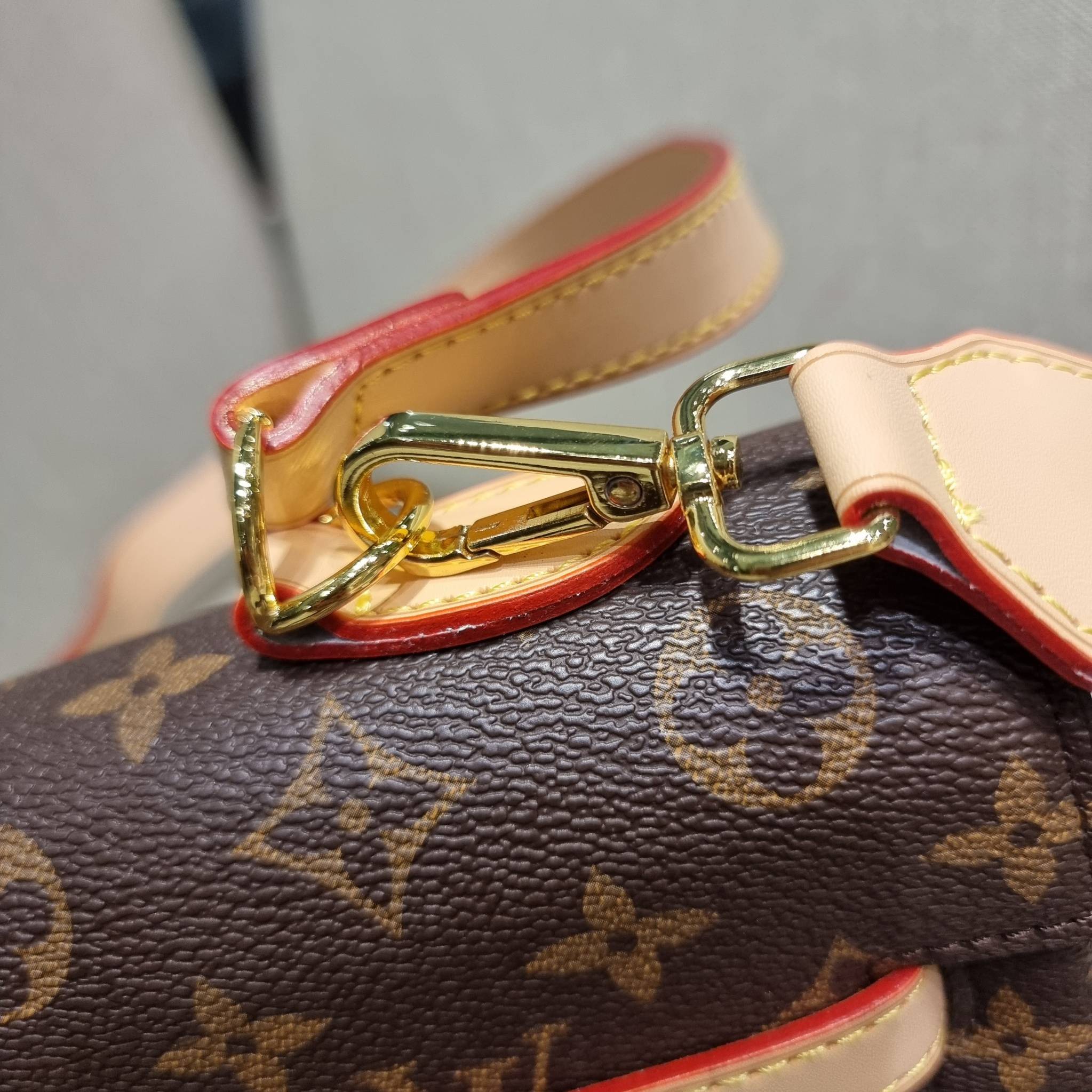 LV MONOGRAM SHOULDER BAG กระเป๋าสะพายทรงสวย ใบใหญ่กำลังดี รับรองว่าจุจริง ดีไซน์สายคาดตกแต่ง และปรับทรงได้ เพิ่มดีเทลให้กระเป๋าดูมีลูกเล่นขึ้น วัสดุหนังแคนวาส มาพร้อมหูจับในตัว และยังมีสายครอสสปอร์ตให้อีกเส้น เปิด-ปิดด้วยอะไหล่บิดล็อค ภายในโล่งกว้างมาก ใส