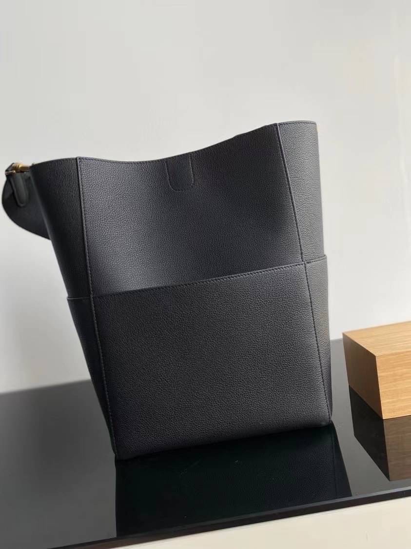 CELINE Sangle Bucket bag in soft grained calfskin / CELINE TOTE BAG พร้อมส่ง กระเป๋าทรงโท้ท ใบใหญ่ ภายในโล่งกว้าง จุของได้เยอะ ใช้งานง่าย ได้ทุกลุค สวยหรู