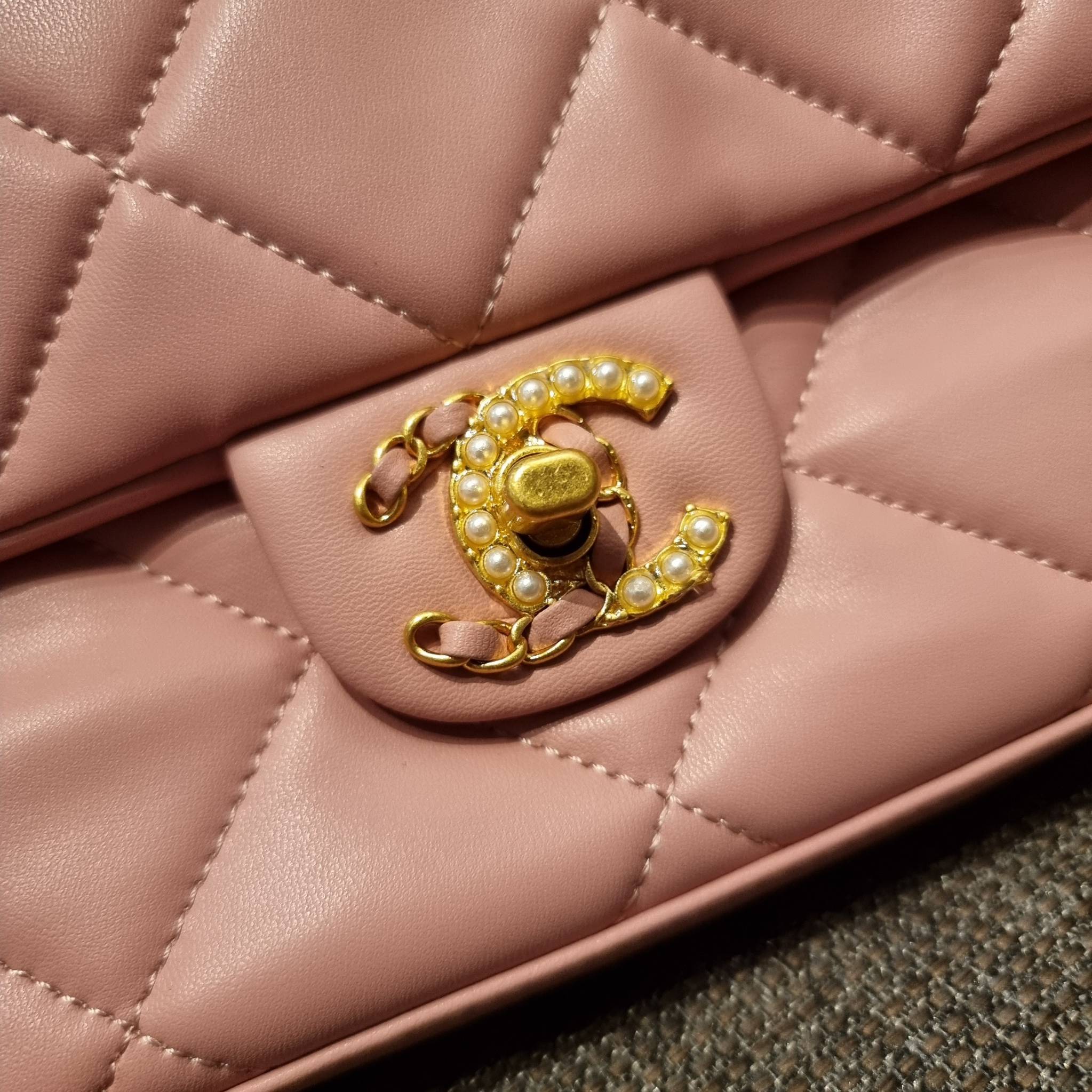 VIP 】สวยหรูพร้อมเสิร์ฟ!! กับไอเท็มสุดเลิฟจาก Chanel กระเป๋าสะพายที่สุดของความคุ้มค่า วัสดุหนังแกะนิ่มเต็มใบ เปิด-ปิดกระเป๋าด้วยตัวบิดล็อค ภายในกระเป๋าบุผ้าสวยหรู มีช่องโล่งกว้างจุของได้สบาย ใส่โทรศัพท์ กระเป๋าสตางค์ได้ มีช่องซิป 1 ช่อง ช่องย่อย 1 ช่อง ดีเ