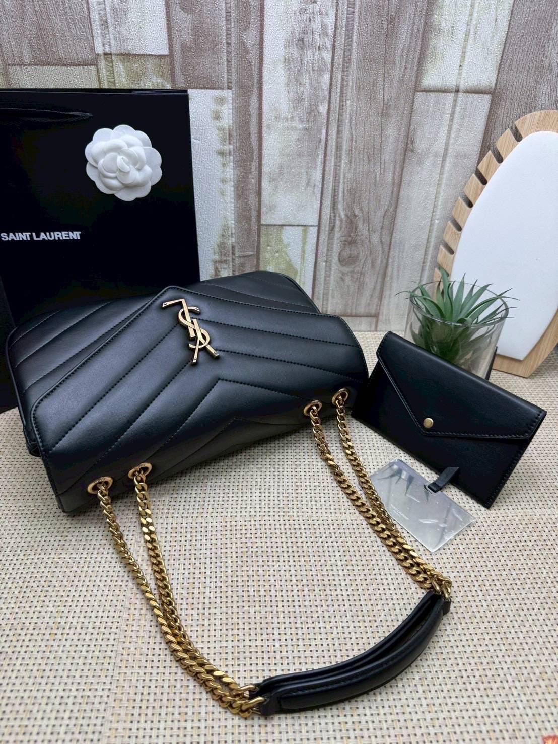 ORI หนังแท้ | 28cm YSL LOULOU medium in MATELASSÉ กระเป๋าสะพายสายโซ่าีทองหรูหรา งานหนังแท้เนื้อนุ่มตะเข็บเย็บลายเชฟรอนสวยหรูโดดเด่นเป็นเอกลักษณ์ 🤍 เกรดออริจินอล หนังแท้