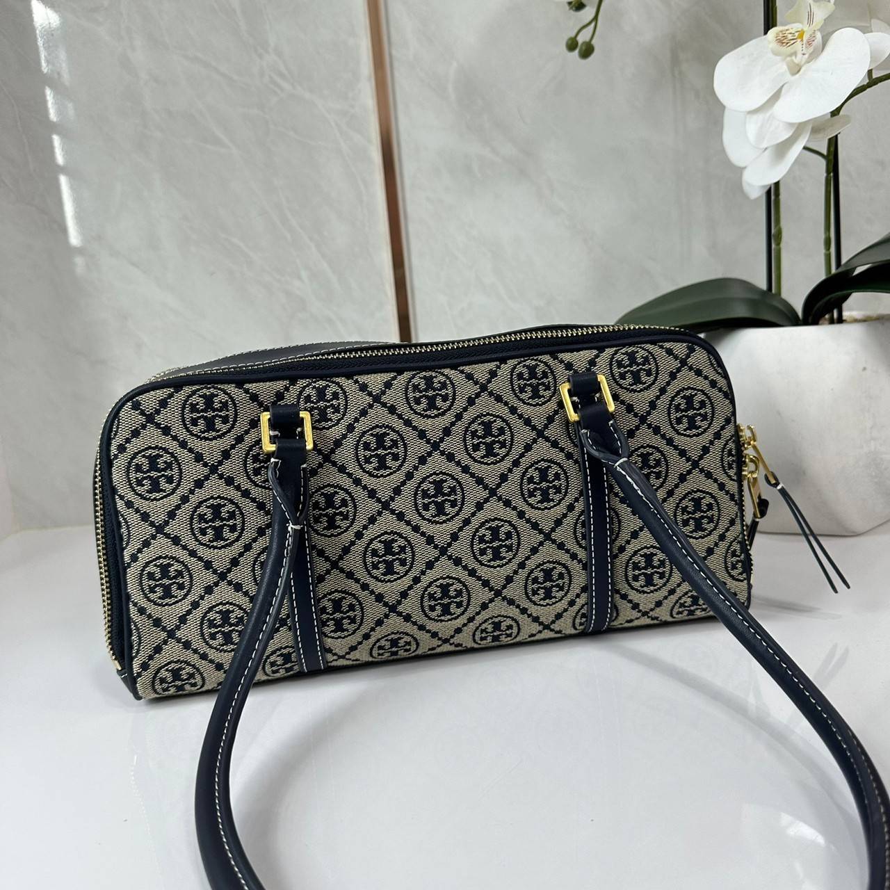 TORY BURCH Small T Monogram Marshmallow Satchel / Tory Burch tote handbag พร้อมส่ง 2 สี ใหม่ล่าสุด กระเป๋าสะพายไหล่ดีไซน์สุดทันสมัย ตัดเย็บสวยงาม ผ้า jacquard ตัดหนัง เปิด-ปิดแบบซิป มีช่องแบ่ง 2 ช่อง มีซิปลับด้านใน ใส่ของได้เยอะมากๆ ค่ะ