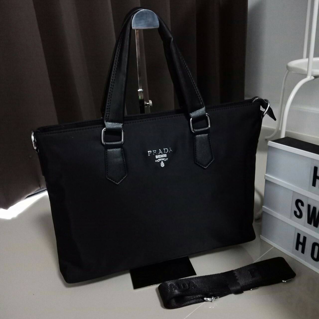PRADA VIP GIFT NYLON HANDBAG ทรงสวย สุดคลาสสิค อยู่ทรง สวยหรูมากคะ วัสดุทำจากNylon คุณภาพดีสามารถกันน้ำได้ จะถือก็หรู จะสะพายก็ได้คะ ขนาดกลางๆ จุของได้เยอะ ใส่สมุด หนังสือ Ipad Labtop ได้สบายๆคะ ใช้ได้ทั้งคุณผู้หญิง และ คุณผู้ชายเลยคะ ดูดีมีคลาส มากๆคะ รุ