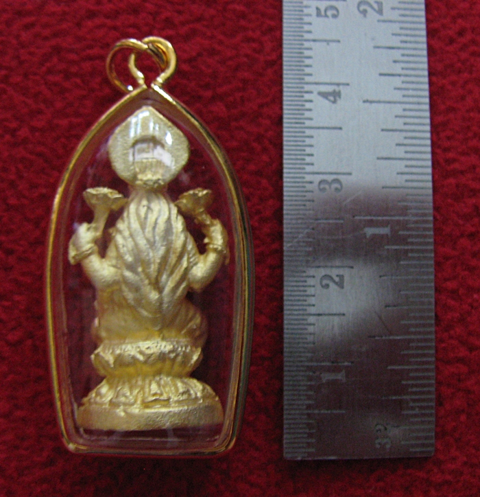 สินค้าหมดค่ะ องค์พระแม่ลักษมี ยกพระหัตถ์ประทานพร เนื้อทองพ่นทรายเลี่ยมทองไมครอนพร้อมใบคาถาค่ะ