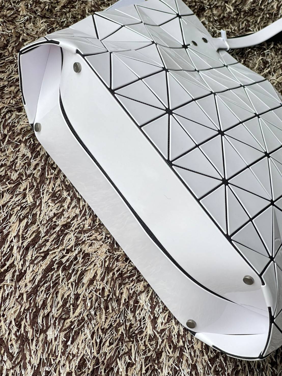 Bao Bao Issey Miyake ROCK MATTE ซีรีส์นี้จะเป็นทรงสี่เหลี่ยมผืนผ้า มีซิปปิดด้านบน ถือเป็นรุ่นที่เหมาะกับการใช้งานในชีวิตประจำวัน สามารถพับมุมและบริเวณด้านล่างของกระเป๋าเพื่อเพิ่มความสะดวกสบายในการใช้งาน ทั้งยังช่วยให้วางกระเป๋าในแนวตั้งได้อีกด้วย แผ่นต่อส