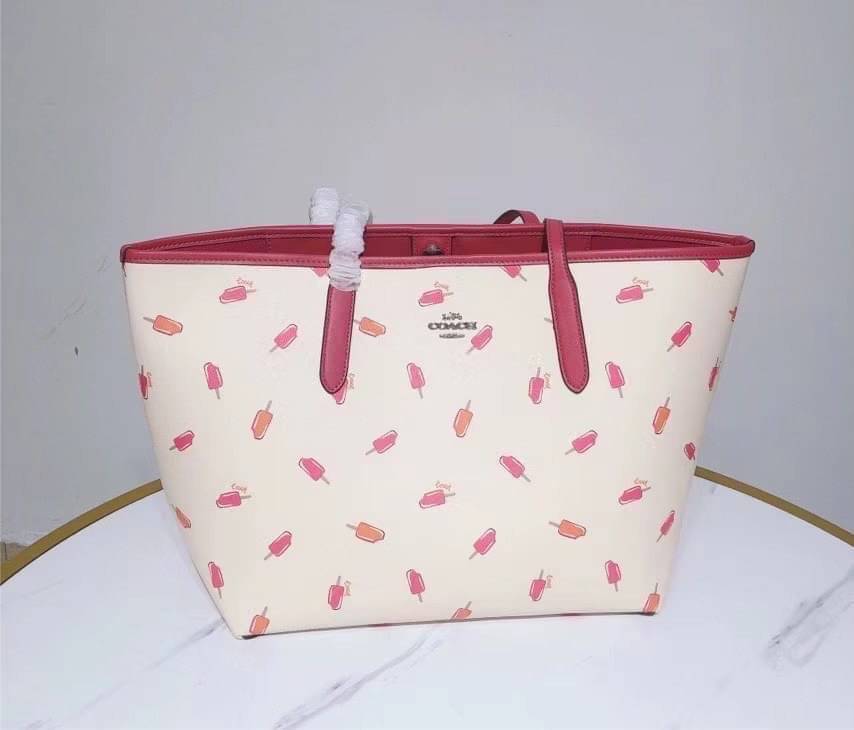 OUTLET 】COACH C4119 CITY TOTE WITH APPLE PRINT COACH CITY TOTE WITH POPSICLE PRINT C4277 แจกความน่ารักสดใส ด้วย 2 รุ่น กับเหล่าแอปเปิ้ลเขียวที่ยกมาทั้งสวน!! และลวดลายไอศครีมโทนชมพูแสนหวาน ดีไซน์ดึงดูดความสนใจได้ดีเลยทีเดียว กระเป๋าทรงช็อปปิ้งใบใหญ่ ที่จุย