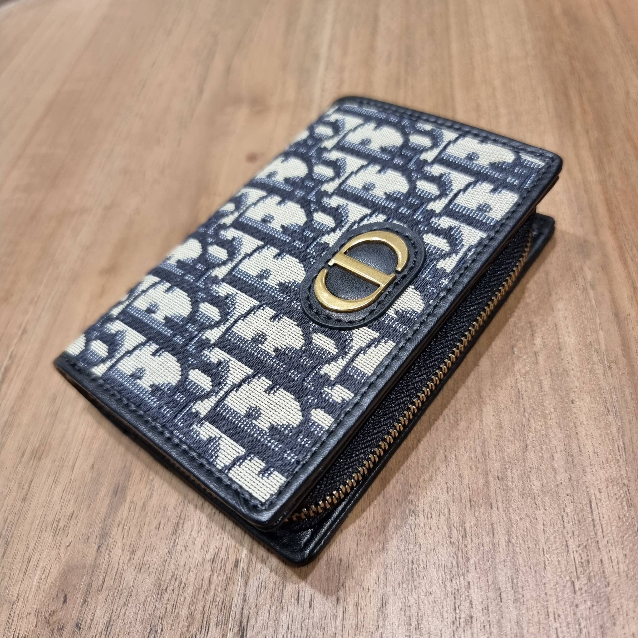 VIP 】CD MULTI WALLET WITH GWP กระเป๋าสตางค์ขนาดเหมาะมือ พรีเมี่ยมกิ๊ฟจากเคาน์เตอร์ ดีไซน์แปลกใหม่ ไม่ซ้ำใคร สลับเปิดได้ 2 ฝั่ง ตรงกลางเป็นช่องซิป วัสดุผ้าแคนวาสปักลาย สลับหนังแท้ภายใน ภายในมีช่องใส่บัตร ใส่ธนบัตรได้ สะดวกใช้มากๆ มาพร้อม box set ในราคาที่ถ