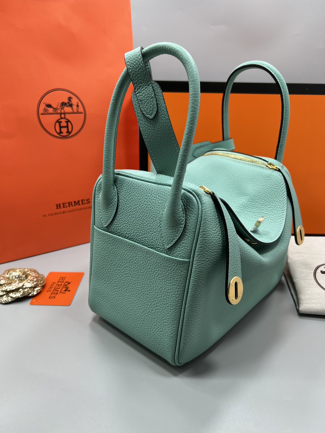 พร้อมส่ง 15 สี HERMES Lindy 26 bag กระเป๋าทรงโท้ทหนังสวยอย่างดี เอกลักษณ์ของความเรียบหรูไฮคลาสอย่างสมบูรณ์แบบ เกรดออริ สลับแท้ งานสวยตามรูป ใช้งานต่างประเทศได้