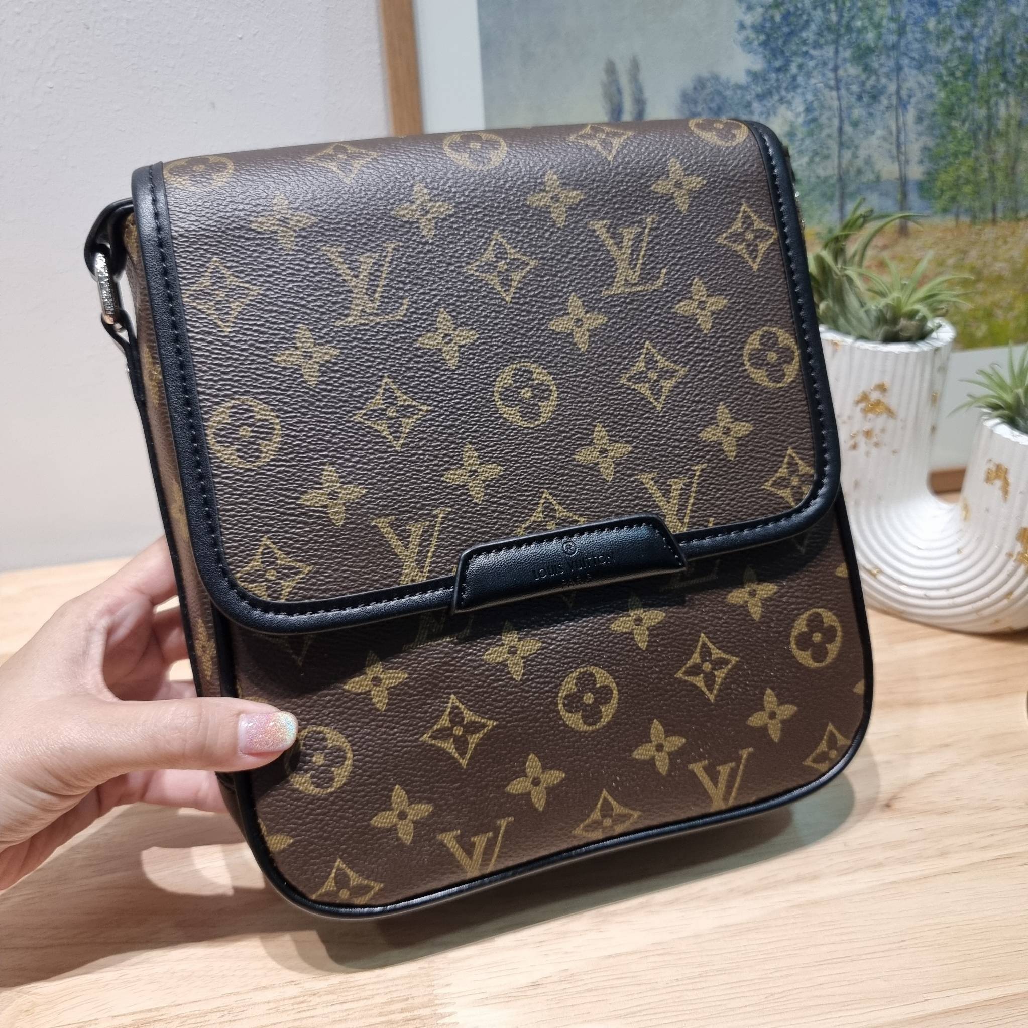 LV bass macassar monogram bag ของใหม่จัดให้หนุ่มๆ กับกระเป๋าสะพายทรงแมสเซ็นเจอร์ ไซส์กำลังดี เหมาะกับหนุ่มๆที่รักความคล่องตัว วัสดุหนังแคนวาสตัดสลับหนัง