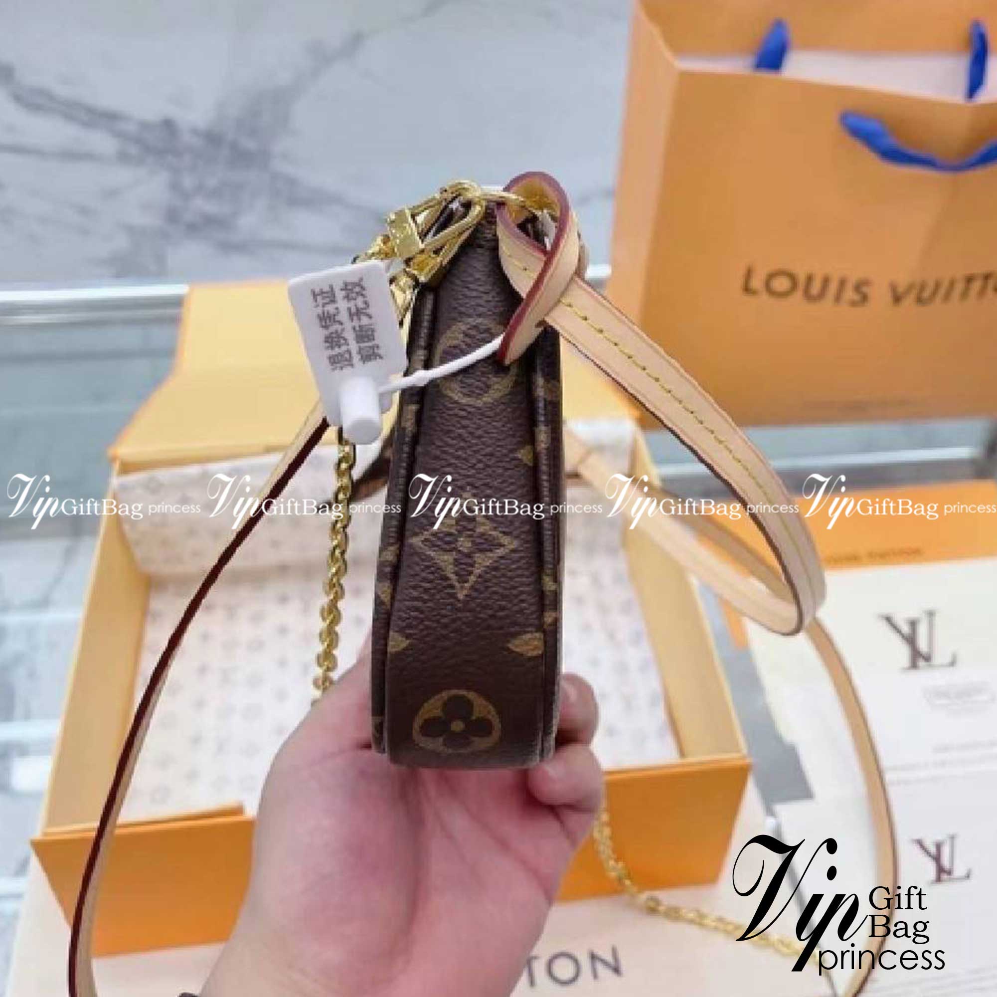LV POCHETTE ACCESSOIRES กระเป๋าสะพายทรงพอช สุดฮอต ดีงาม ดีไซน์คลาสสิควินเทจ ขนาดกำลังสวย ประหยัดพื้นที่ มาพร้อมสายคล้องโซ่ และสายสะพายหนัง เป็นไอเท็มที่เหมาะในทุกโอกาส สะพายปรับลุคได้หลายสไตล์ รับรองคุ้มค่าจริงๆจ้า