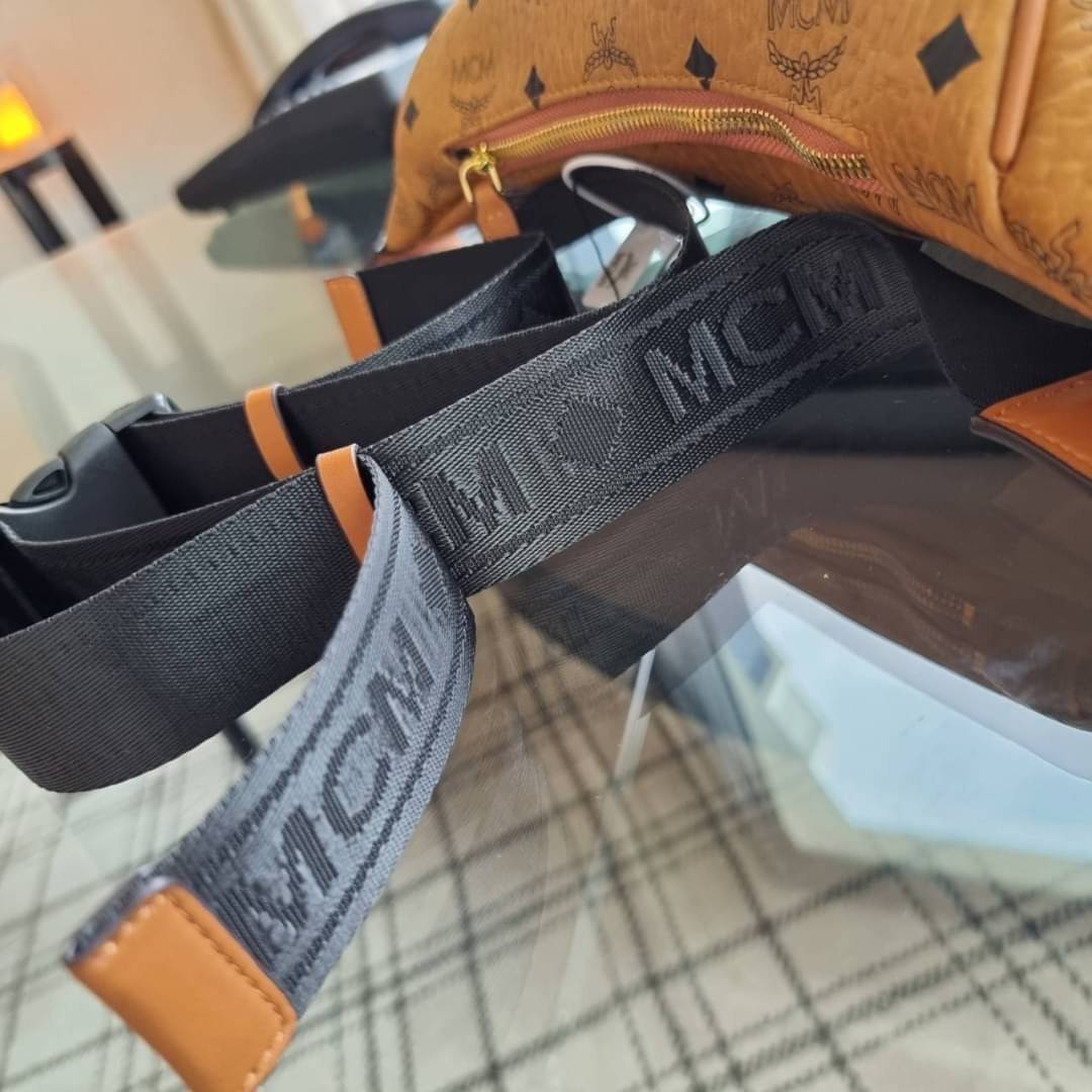 M.C.M STARK BELT BAG IN VISETOS รุ่นยอดฮิต!! หนุ่มๆสาวๆใช้ได้ไม่มีเบื่อ!! 🎉⭐️⚡️🛎 กระเป๋าคาดอกรุ่นขายดี ลายวิเซโต้เอกลักษณ์ ทั้งสปอร์ตและดูหรูในตัว ใช้งานง่าย ได้ทุกลุค วัสดุหนังแคนวาสคุณภาพดี มีช่องซิปหลัก และซิปรอง ภายในเป็นช่องโล่