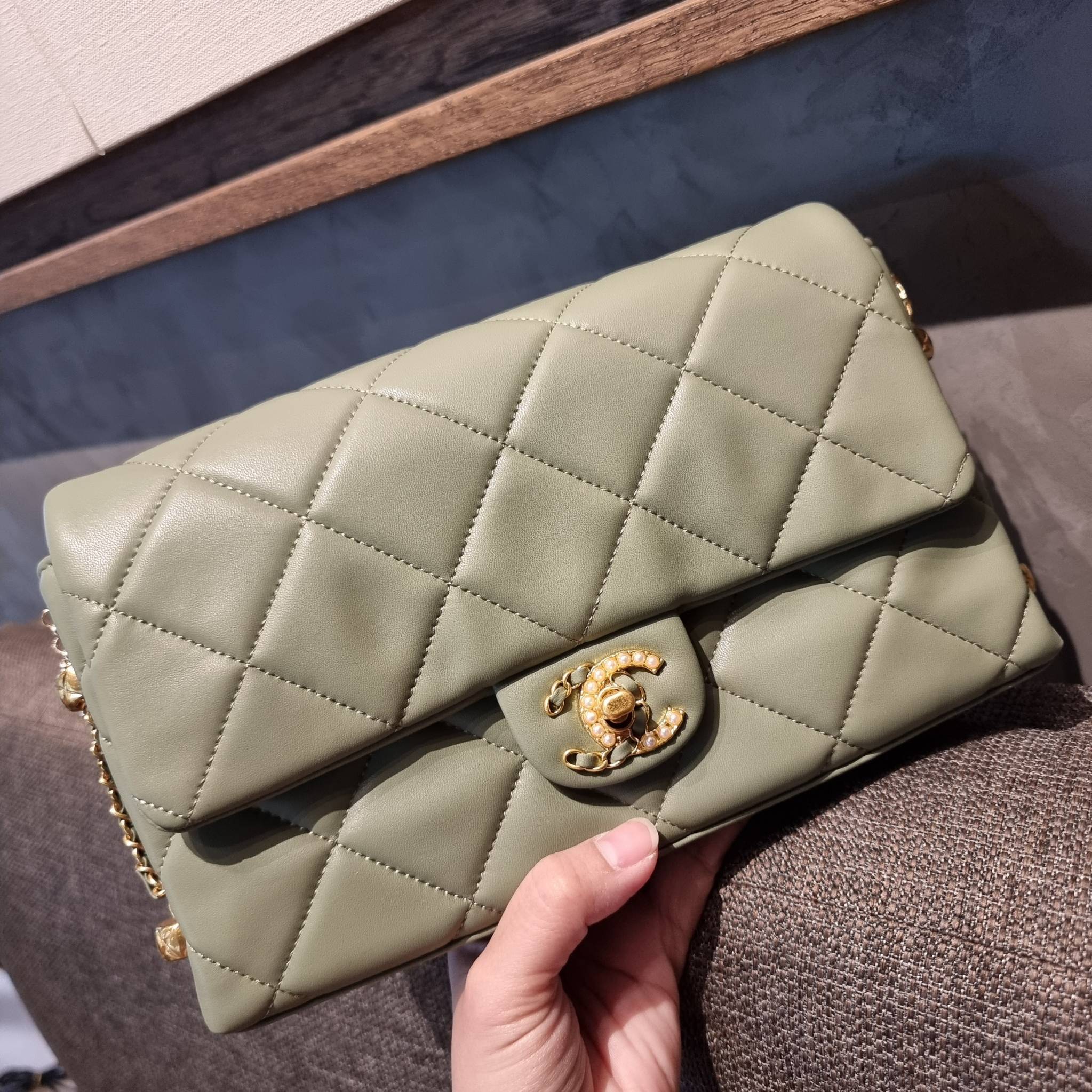 VIP 】สวยหรูพร้อมเสิร์ฟ!! กับไอเท็มสุดเลิฟจาก Chanel กระเป๋าสะพายที่สุดของความคุ้มค่า วัสดุหนังแกะนิ่มเต็มใบ เปิด-ปิดกระเป๋าด้วยตัวบิดล็อค ภายในกระเป๋าบุผ้าสวยหรู มีช่องโล่งกว้างจุของได้สบาย ใส่โทรศัพท์ กระเป๋าสตางค์ได้ มีช่องซิป 1 ช่อง ช่องย่อย 1 ช่อง ดีเ