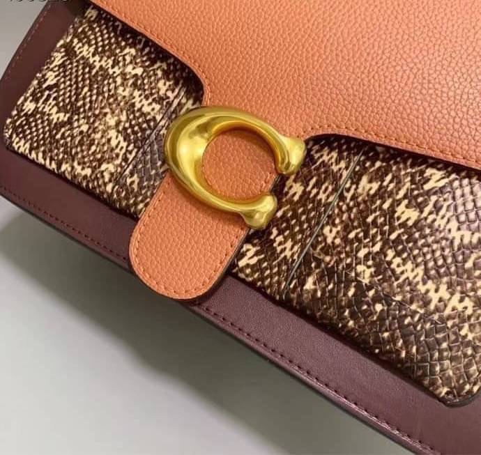 OUTLET 】COACH Tabby Shoulder Bag พร้อมส่งที่ไทย A modern take on an archival 1970s Coach design, our structured Tabby shoulder bag is crafted in polished pebble leather. Finished with our Signature hardware for an iconic touch, the versatile silhouette fe