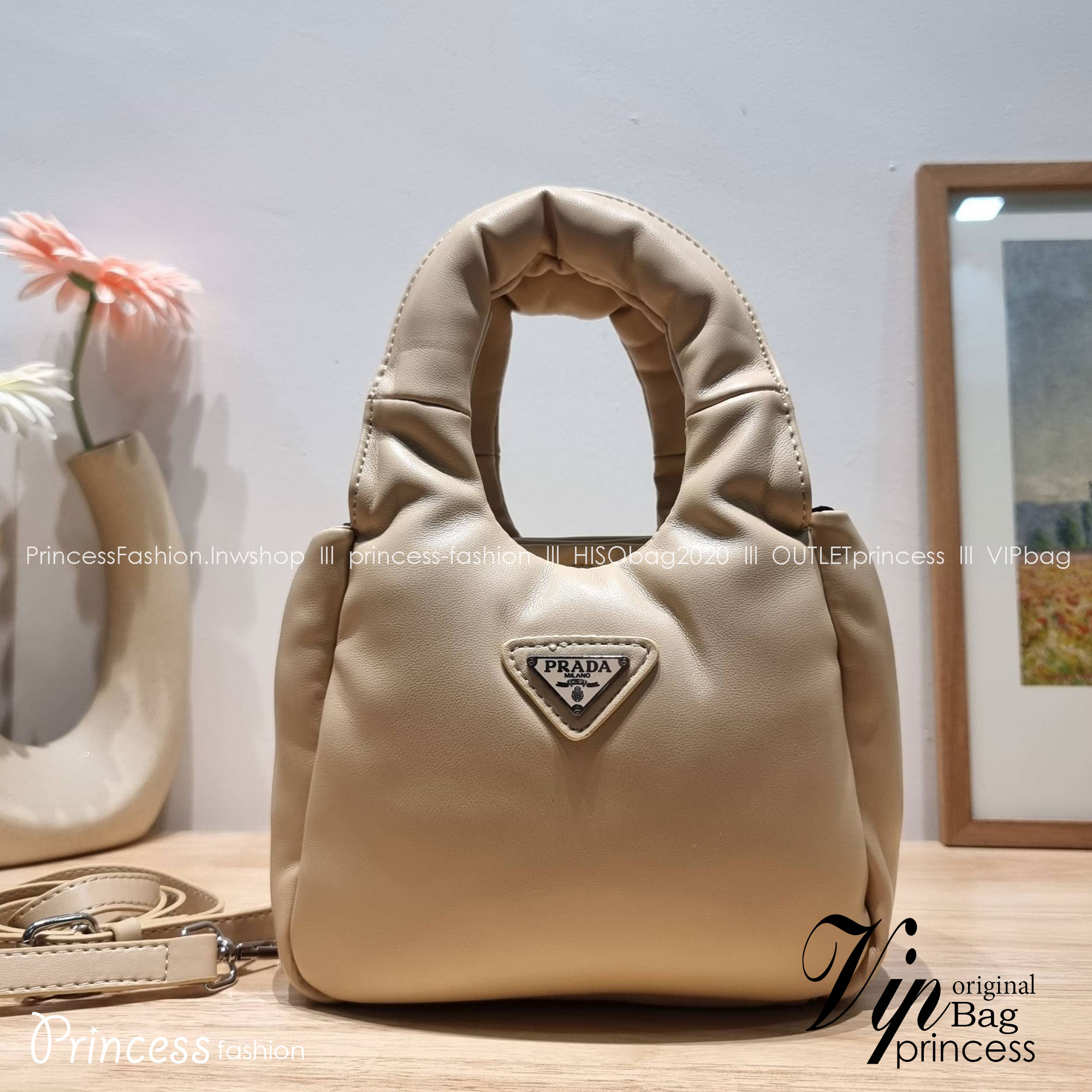 PRADA Small padded Soft nappa-leather bag พร้อมส่ง 4 สี น้องใหม่ล่าสุด กับคอลเลคชั่นที่ทำออกมาตอบโจทย์ได้ทุกไลฟ์สไตล์ **ราคาพิเศษสุดคุ้ม งานสวยเกินราคา