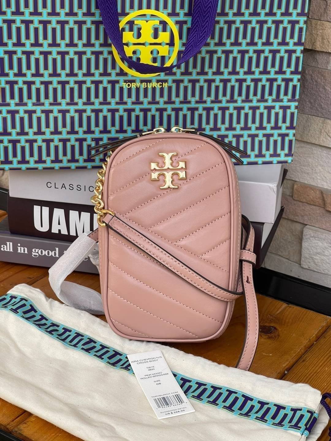 OUTTLET 】Tory burch kira chevron n/s crossbody bag กระเป๋าสำหรับใส่มือถือหรือของจุกจิกต่างๆ ได้กลายมาเป็นแฟชั่นสุดร้อนแรงแห่งปี คอลเลคชั่นนี้ออกมาเพื่อเอาใจสาวๆโดยเฉพาะ สีสันสุภาพเพื่อให้แมทช์กับสีสันของเสื้อผ้า ได้ง่าย ภายในยังสามารถแบ่งสันปันส่วนไว้สำหร