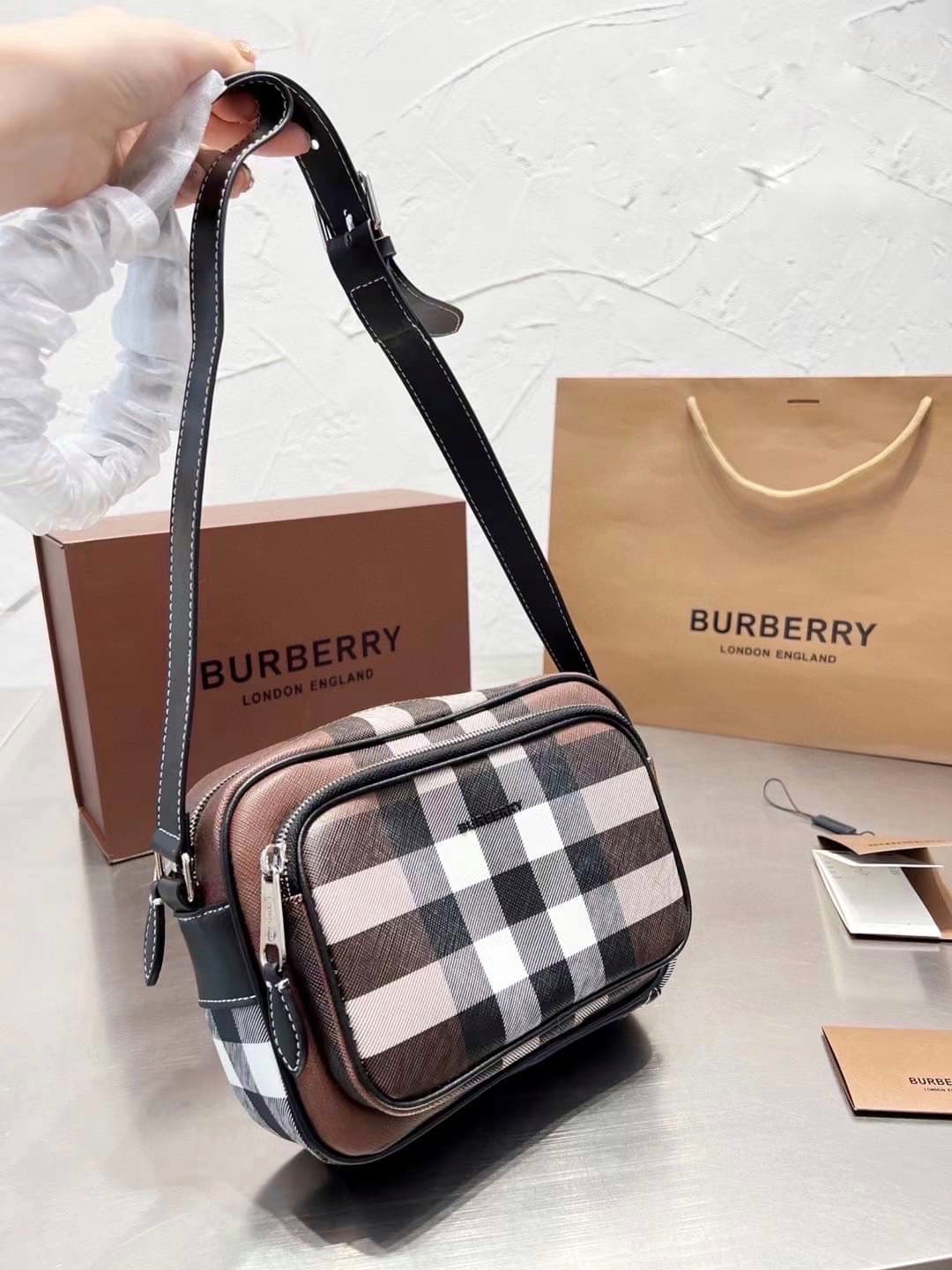 Burberry Vintage Check And Leather Crossbody Bag / Burberry Check Crossbody รุ่นใหม่ล่าสุด คุณผู้ชายช็อปด่วนค่า 🇬🇧 NEW ARRIVAL วัสดุ CANVAS อยู่ทรง ด้านหน้มีช่องซิปใส่ของหนึ่งช่อง ช่องหลักปิดเปิดด้วยซิป Rare items เด็ดๆแบบนี้ห้ามพลาดน้าาา