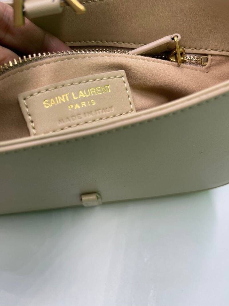 3สี VIP GIFT 】หนังแท้ Saint Laurent Le 5 à 7 Leather Hobo Bag รุ่นยอดนิยม รุ่นหายาก รุ่นที่สาวๆตามหา ใบนี้เลย!! สวยหรู กระเป๋าสะพายไหล่ ดีไซน์อยู่ทรง คลาสสิคแฝงความหรูด้วยโลโก้สีทองอร่ามโดดเด่น วัสดุหนังเรียบ สาวๆที่รออยู่ต้องรีบจัด รีบมีเป็นของตัวเองกันน