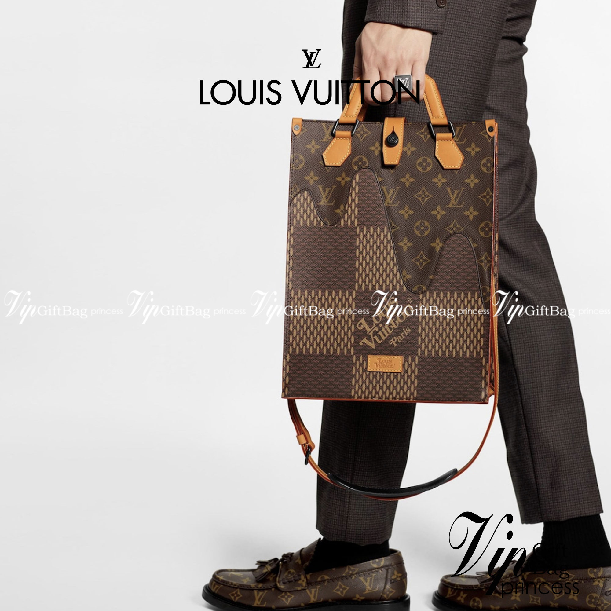 หนังแท้ LOUIS VUITTON MINI TOTE / LV MINI TOTE กระเป๋าทรงโท้ท โดดเด่นด้วยรายละเอียดของคลื่นใน Monogram เหมาะอย่างยิ่งสำหรับสิ่งของจำเป็น เช่น iPad โทรศัพท์ และสมุดโน้ต มีหูหิ้วแบบถอดได้สำหรับสะพายไหล่ ภาพสินค้าถ่ายจากงานขายจริง ใช้งานต่างประเทศได้