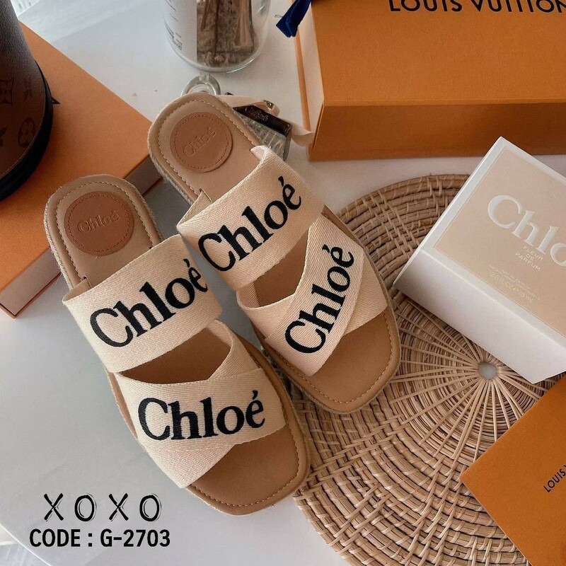 CHLOÉ LOGO SLIDE SANDEL ช่วงนี้ แบรนด์นี้เค้าอินมากคะ แอดบอกไว้เลยไม่มีไม่ได้แล้ว งานสวม ใส่สบาย วัสดุผ้าแคนวาส ตีแบรนด์ไค้วครอสเอ็กซ์ ส้นเสมอ มีส้นเล็กน้อย กำลังใส่สบายไม่เขย่ง น้ำหนักเบา