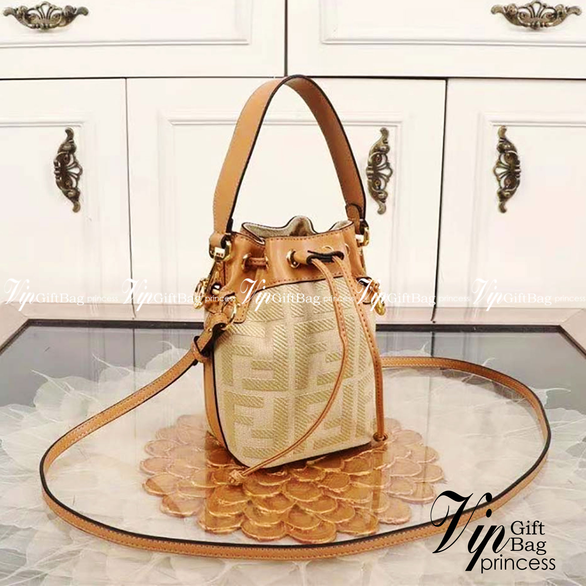 FENDI MINI BUCKET BAG / Fendi Mon Tresor Beige Raffia mini Bag กระเป๋าสะพายทรงขนมจีบยอดฮิต ไซส์มินิ ที่น่ารักน่าใช้มาก ดีไซน์สวยอยู่ทรง วัสดุผ้าแคนวาสสลับหนังแท้ ดีเทลห่วงคล้องอะไหล่สวยหรู มาพร้อมสายสั้นคบ้องแขน และสายครอสบอดี้สำหรับสะพายข้าง สลับใช้ได้ไม