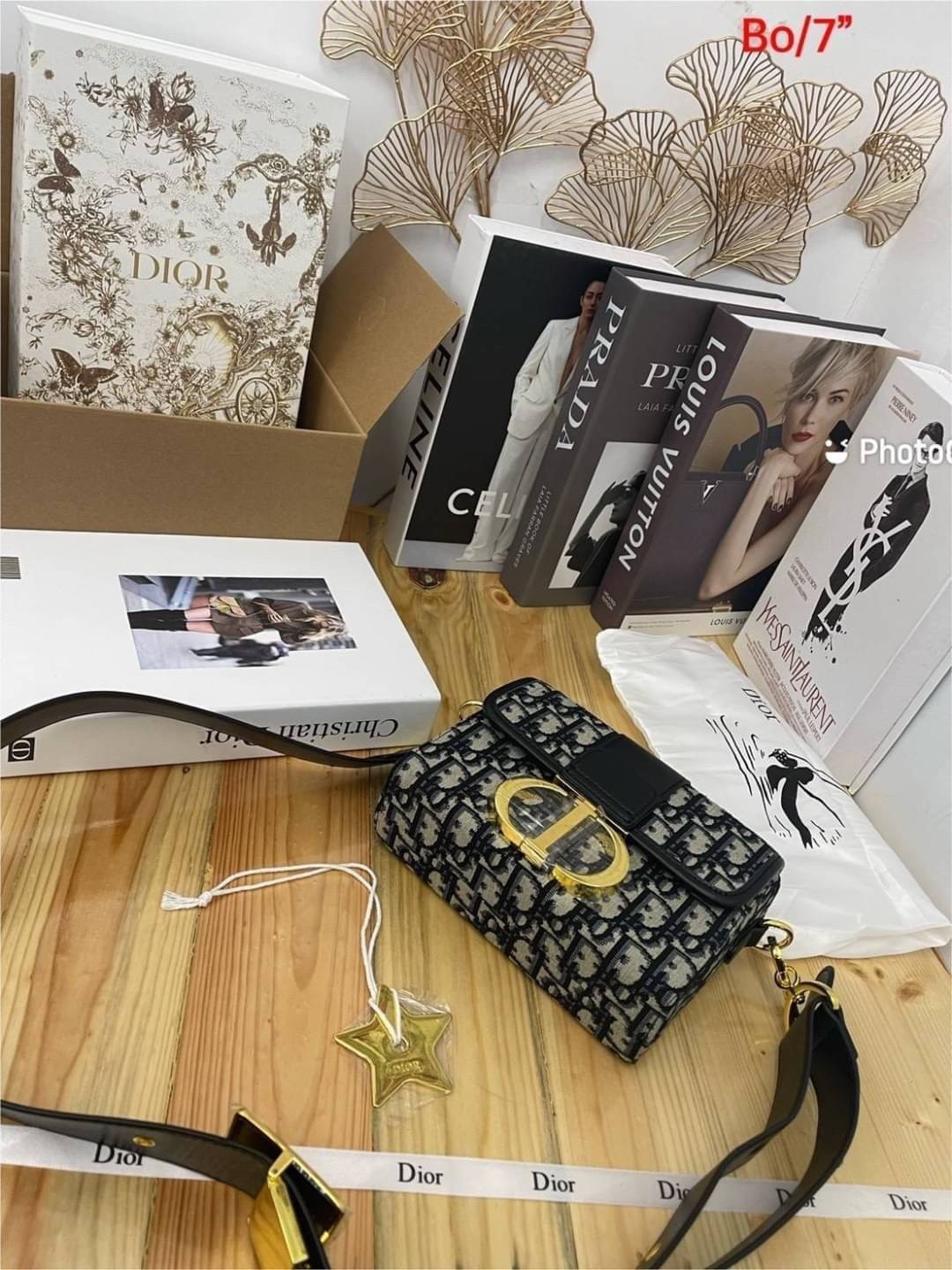 Dior 30 Montaigne Box Bag 7" / DIOR MINI BAG กระเป๋าสะพายดิออร์ เอกลักษณ์ของความหรู ไซส์มินิทรงสี่เหลี่ยมสวยหรูอยู่ทรงเปิดปิดด้วยฝาปิดโลโก้แบรนด์อะไหล่ทอง ภายในโล่งมีโลโก้สามารถใส่มือถือของใช้จุกจิกได้