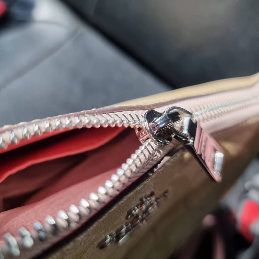 COACH F58321 TOP HANDLE POUCH อีกรุ่นฆ่าไม่ตาย!! 😎 ขายดีขายหมด ขายรวยขายปังๆ!! กระเป๋าพอชจากโค้ช ทรงใช้งานง่าย สะดวก กะทัดรัด วัสดุหนังแคนวาสเคลือบคุณภาพดี มาพร้อมสายคล้องในตัว และสายสะพาย crossbody ปรับเปลี่ยนได้ตามสไตล์ อีกหนึ่งไอเท็มที่สาวๆต้อง