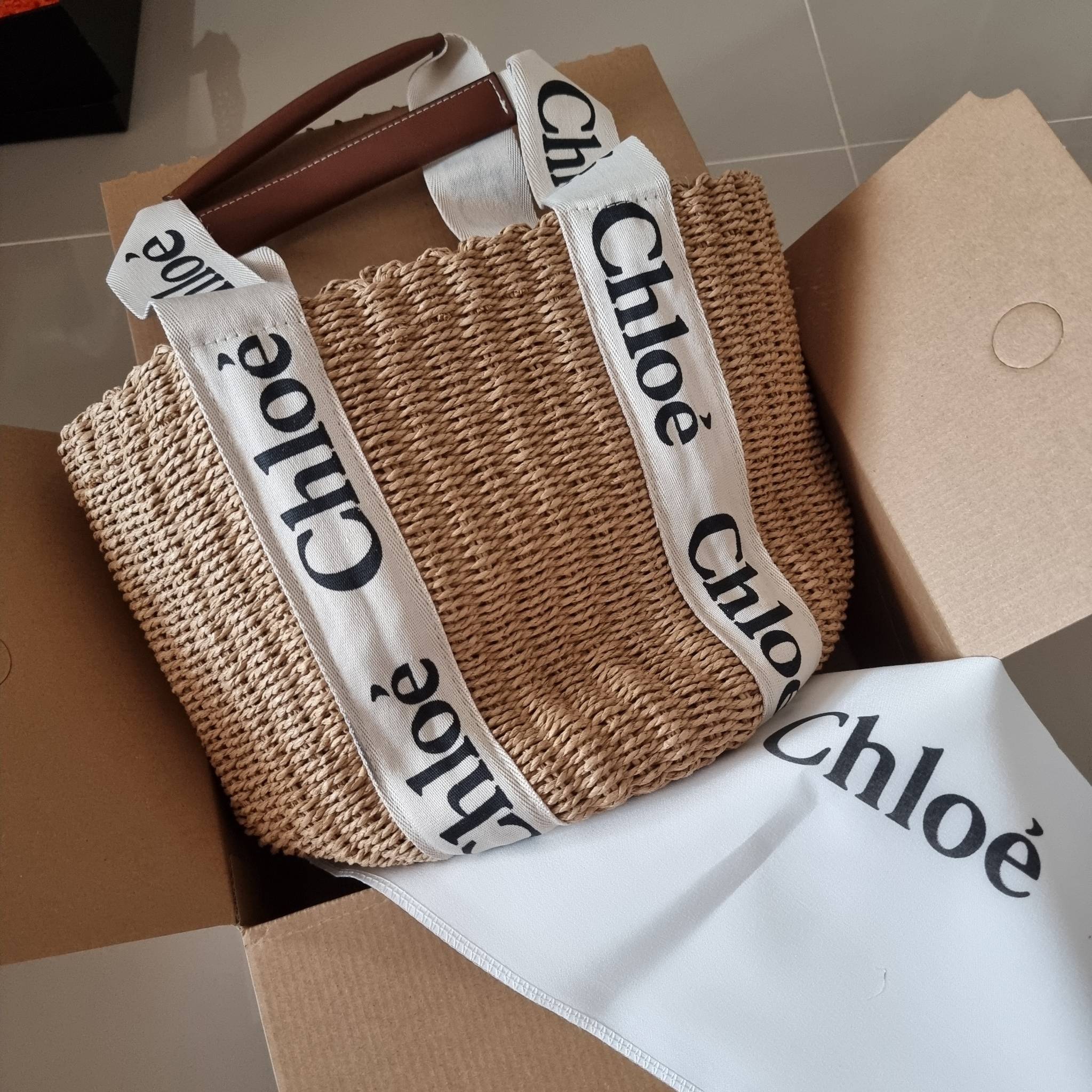 CHLOE LARGE WOODY BASKET กระเป๋าสะพายสานทรงตะกร้า ยอดฮิตติดลมของแบรนด์ ด้วยวัสดุสังเคราห์จากธรรมชาติ สานทอเต็มใบออกมาเป็นลวดลายสวยงาม