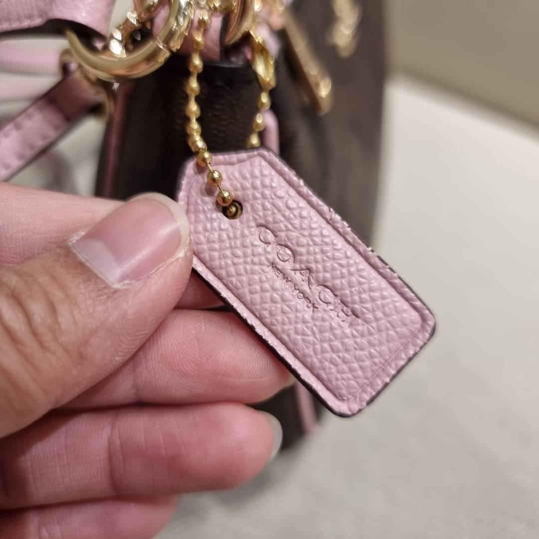 COACH 36674 TOP HANDLE POUCH IN SIGNATURE JACQUARD กระเป๋าทรงพอช ยอดฮิต ยกขึ้นแท่น ด้วยดีไซน์ที่ออกมาให้ใช้งานได้ง่าย ขนาดกำลังเหมาะ วัสดุหนังแคนวาสทนทาน ดีไปหมดขนาดนี้!! คุณลูกค้าถึงสั่งกันรัวๆจริงๆ ภายในโล่งกว้าง ใส่โทรศัพท์ได้ทุกรุ่น มาพร้อมสายคล้องแขน