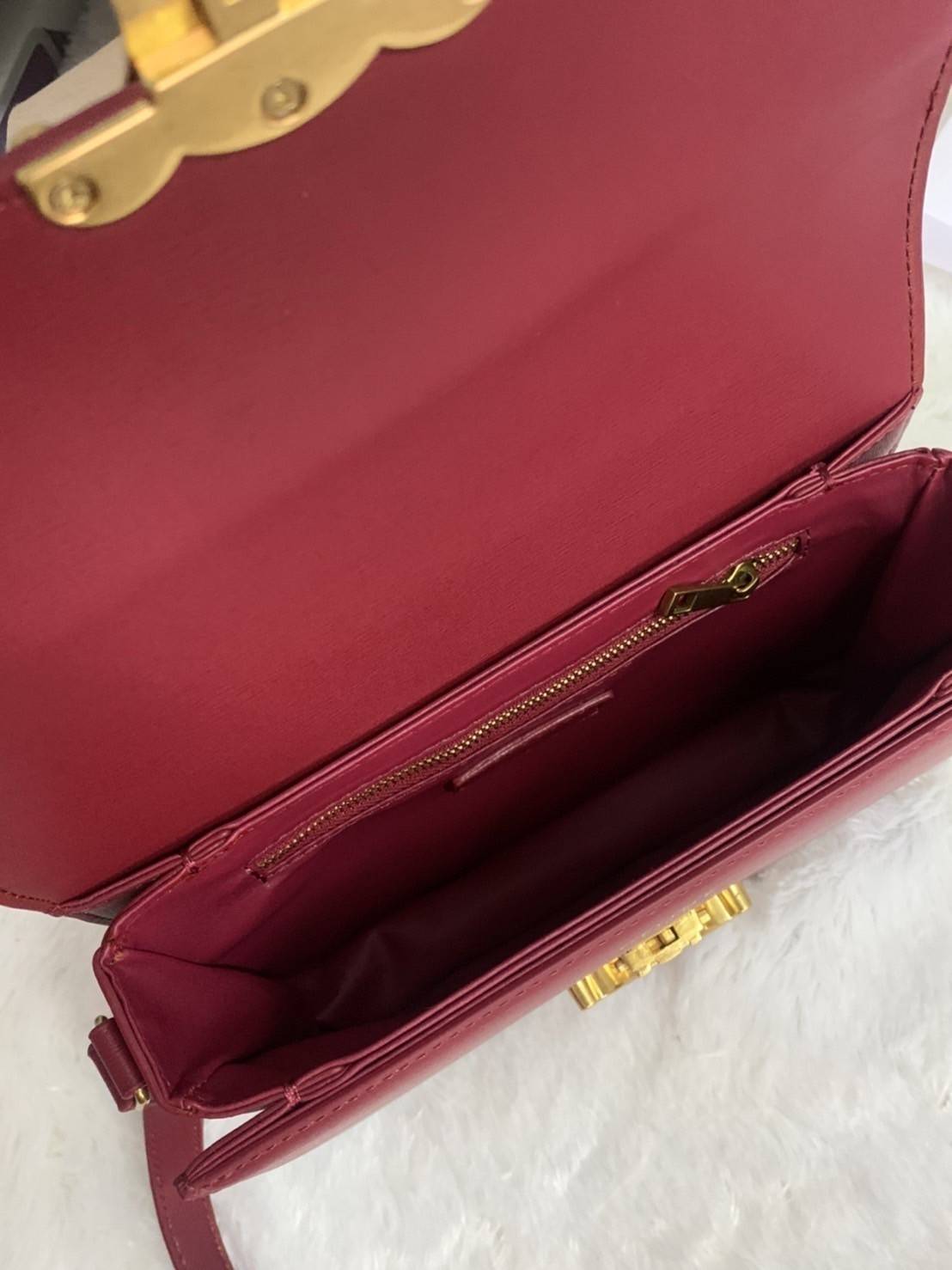 VIP 】CELINE Medium Triomphe Bag In Shiny Calfskin Medium Triomphe Bag In Shiny Calfskin GIFT WITH PURCHASE (GWP) พรีเมี่ยมกิ๊ฟ Limited Edition จาก CELINE PERFUME DUTY FREE COUNTER วัสดุหนังแท้ (Calfskin) ซับในเป็นหนังแกะ (Lambskin) รูปทรงสี่เหลี่ยมผืนผ้า 