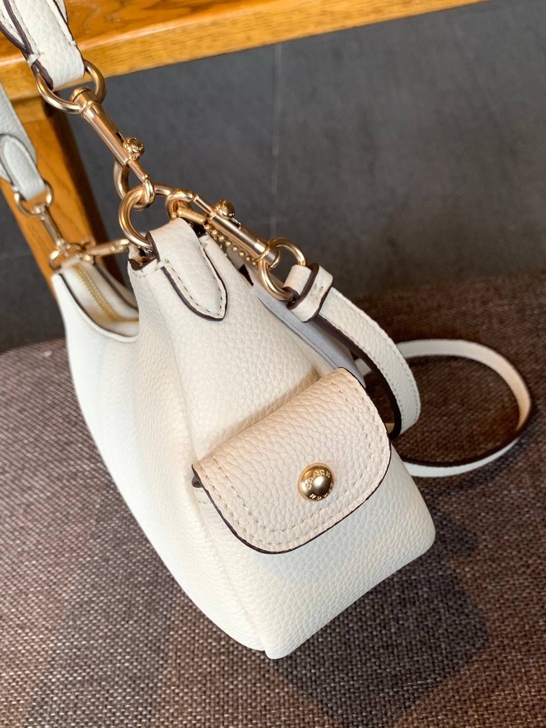 น้องออกใหม่ล่าสุดสวย หักใจไม่ลงเลยค่าา😘 COACH PENNIE SHOULDER BAG ((C7222)) พร้อมส่ง สีใหม่ล่าสุด ยังไม่มีในช๊อปไทยค่าา กระเป๋าหิ้ว//สะพายข้างได้ สุดคุ้ม! หนังแท้ชั้นดี ลายหนังสวย นิ่มมือดีมากๆค่ะ ปากกระเป๋าแบบซิปมีหนังห้อยเพิ่มความเก๋ ภายในกระเป๋