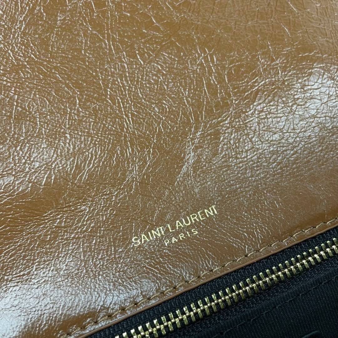 Saint Laurent Niki shoulder bag กระเป๋าสะพายรุ่นโดดเด่นด้วยโครงสร้างทำจากหนังวัว หนังมันเงา นิ่ม งานสวยมากๆ ค่ะ ด้านหน้าประดับโลโก้แบรนด์ และมีช่องสำหรับเก็บของที่หยิบใช้บ่อย ตอบโจทย์การใช้ชีวิตระหว่างวันได้ดีมากๆ สายสพายดีไซน์ได้หลายรูปแบบ แมทกับการแต่งต