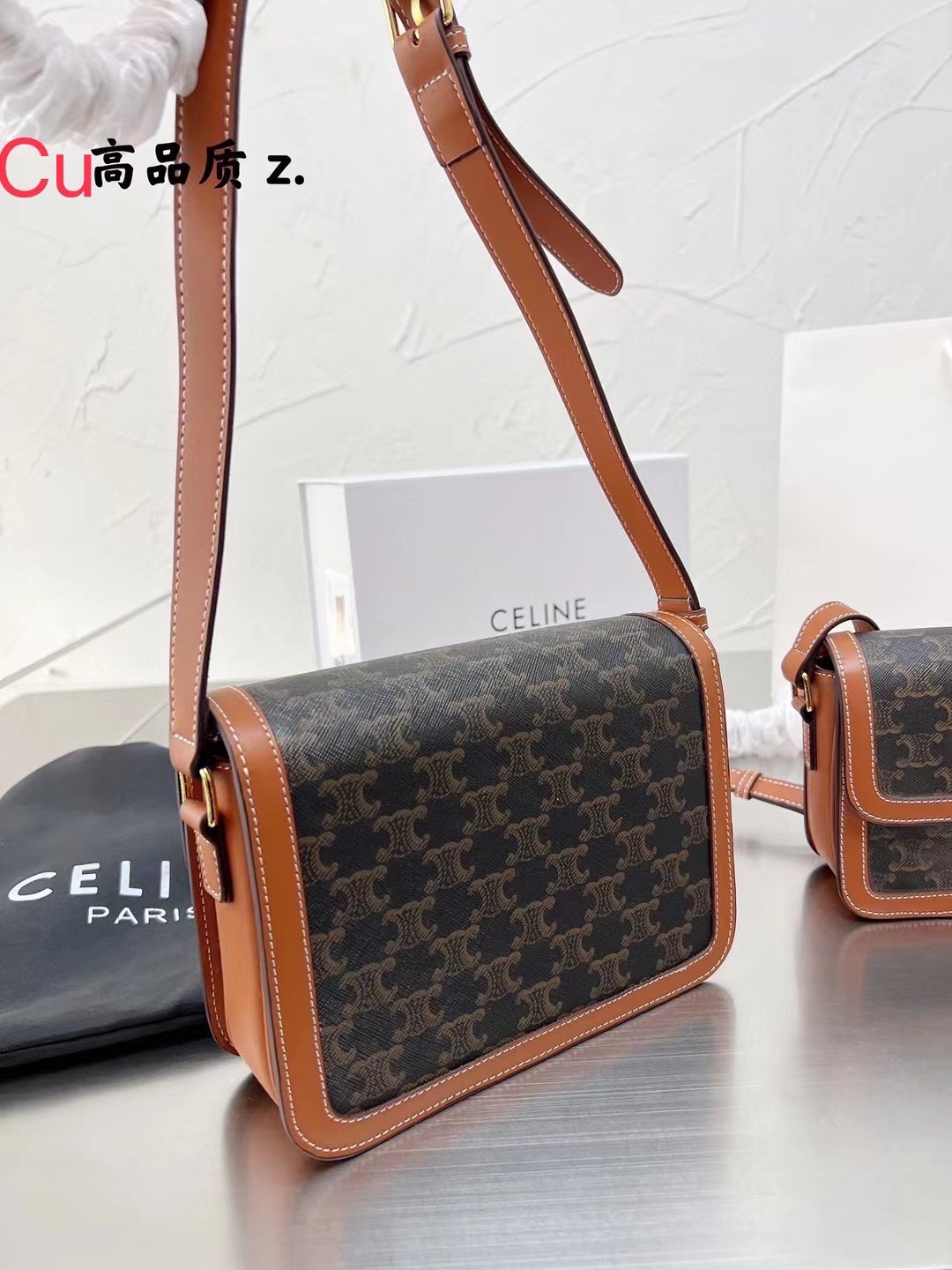 CELINE TEEN TRIOMPHE BAG in Triomphe Canvas กระเป๋าสะพายรูปทรงสี่เหลี่ยมพิมพ์ลายแบรนด์ รุ่นฮอตฮิตของเหล่าดาราและเซเลบทั้งหลาย ดีไซต์เรียบหรู สีดำคลาสสิกอะไหล่ทอง เป็นอีกใบที่เรียบหรูดูแพงที่สุดค่ะ