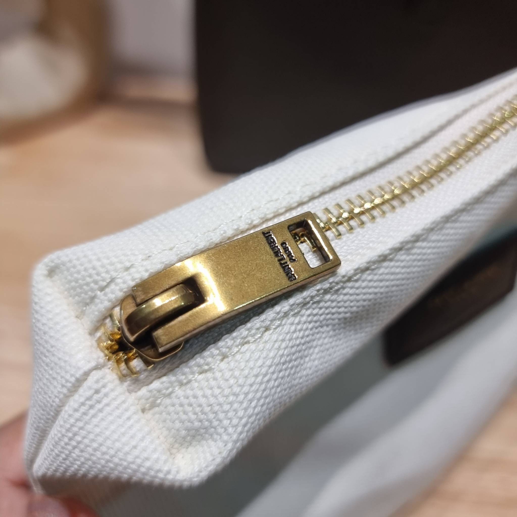 YSL LE 5 À 7 SOFT SMALL IN SMOOTH LEATHER รุ่นยอดฮิต ที่ใครๆก็ต้องมีครอบครอง กับกระเป๋าสะพายทรงโฮโบ ดีไซน์สุดคลาสสิค