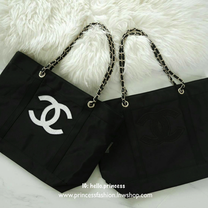 Restock!! พร้อมส่งครบสี ใครๆก็ต้องหลงรัก Chanel Satin Tote With Chain ♡♡ กระเป๋าสะพายทรง Shopping Bag งาน VIP GIFT ของแท้ 100% นำเข้าจาก Chanel Perfume Counter ใบใหญ่วัสดุ SATIN ประดับคริสตัลสีดำโลโก้ CC สุดคลาสสิคหน้าหลัง ซับใน Polyester 10