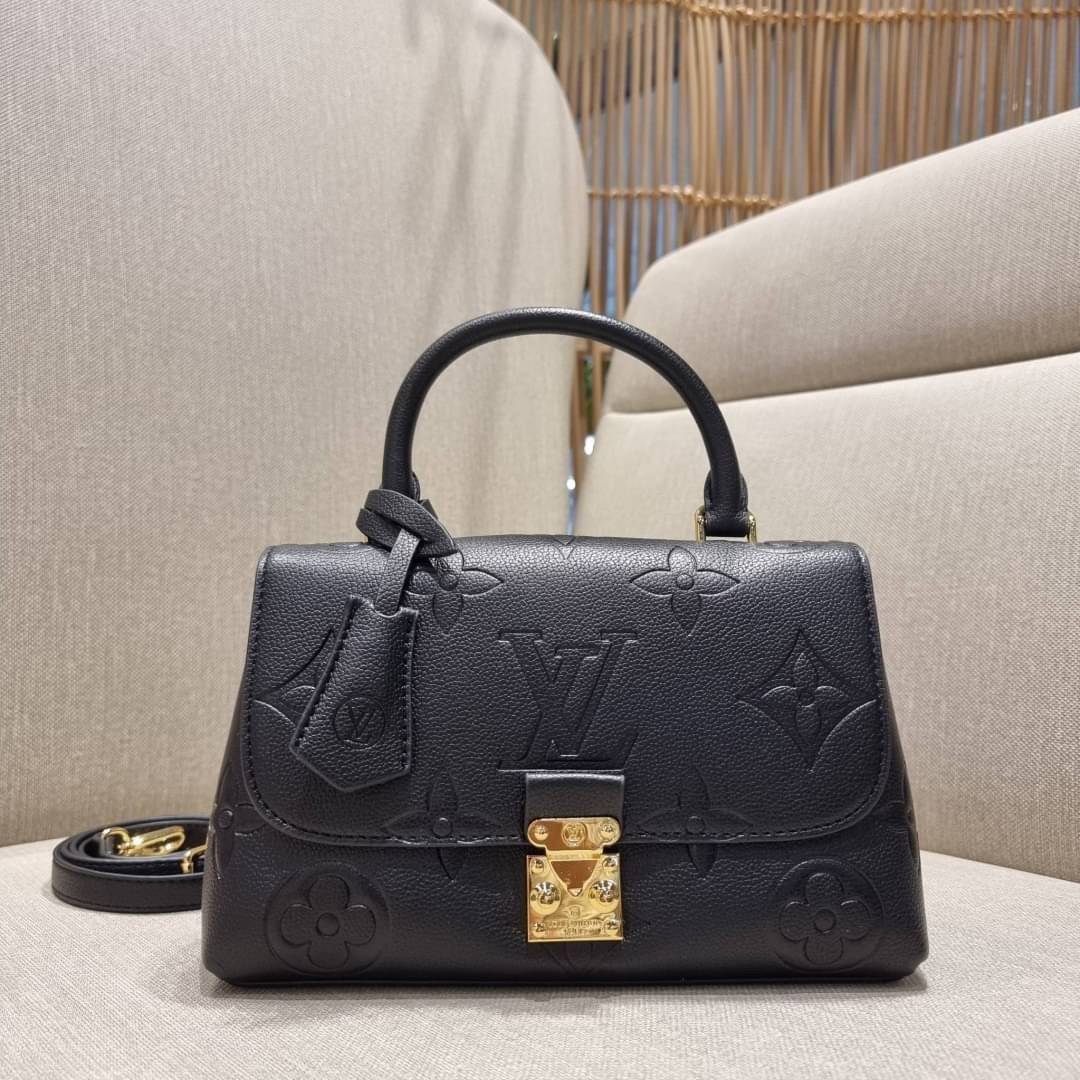 VIP 🥂 LV MADELEINE BAG ใหม่ล่าสุด อีกหนึ่งรุ่นคลาสสิคหายาก ที่สาวๆรอคอย กระเป๋าถือ/สะพายข้าง ดีไซน์เรียบง่าย แต่เต็มไปด้วยดีเทลความหรู วัสดุหนังวัวปั๊มลายเอกลักษณ์ เปิด‐ปิดด้วยอะไหล่กดล็อคสีทองหรู และมีพวงหนังห้อยพิเศษแถมมาให้ด้วย ภายในแบ่งสัดส่วน