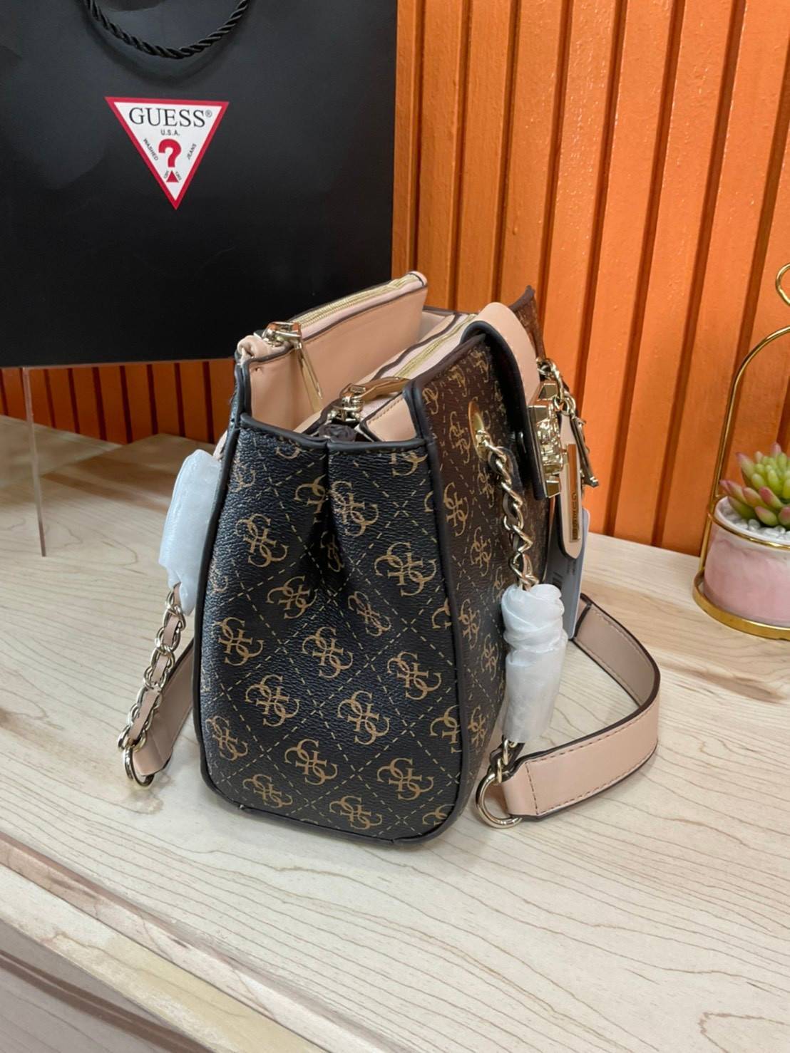 กระเป๋าสะพายไหล่ Guess Logo City Small Society Satchel กระเป๋าสะพายไหล่ ขนาดกำลังดี วัสดุ pu สวยอยู่ทรง มาพร้อมพวงกุญแจน่ารักๆ ถอดออกได้ ด้านหน้าประดับโลโก้แบรนด์ เปิดปิดด้วยซิป มี 2 ช่องหลักใช้งาน ภายในช่องซิปหน้าแยกเป็นสัดส่วนการใช้งาน ซิปช่อง 2 โล่งกว้