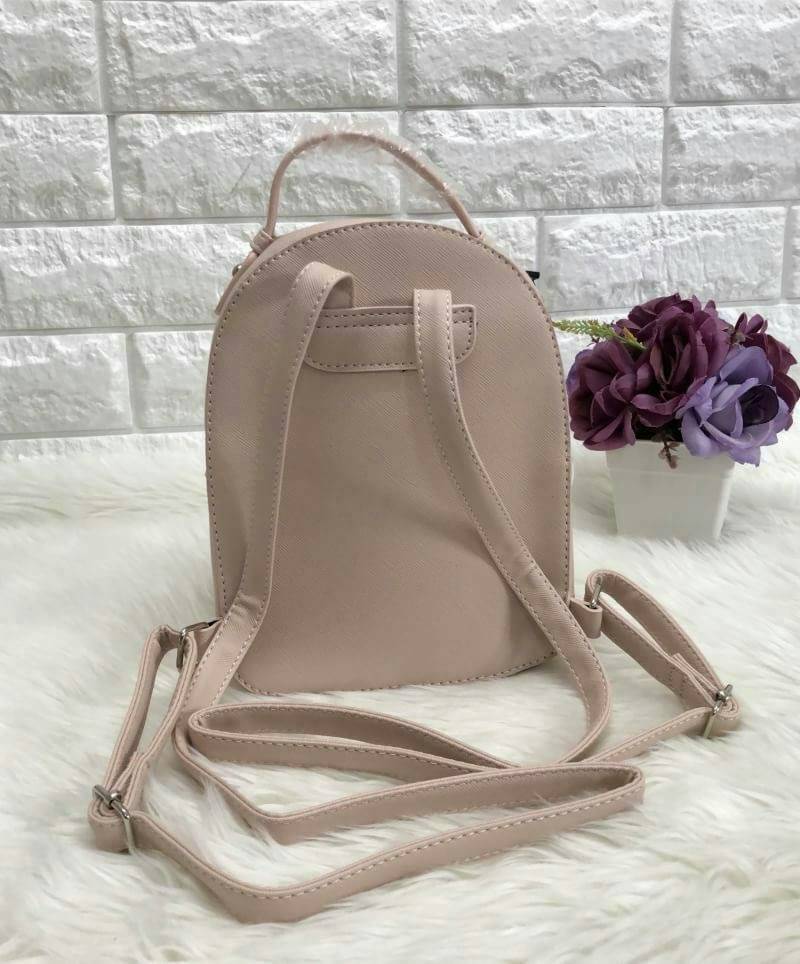 Bershka backpack bag ✔️รุ่นหายากค่ะ กระเป๋าสะพายหลัง หนังซาฟเฟียโน่ ด้านหน้าปักรูปดอกไม้ งานปักเน้นๆ สวยงามมากๆค่ะ เปิดปิดกระเป๋าแบบซิป ภายในโล่ง ใส่ของได้จุนะค่ะ สายสะพายด้านหลังเลื่อนปรับฟรีไซด์ค่ะ รุ่นนี้ขนาดกำลังดี น้ำหนักเบา ใบจริงน่ารักน่าใช้