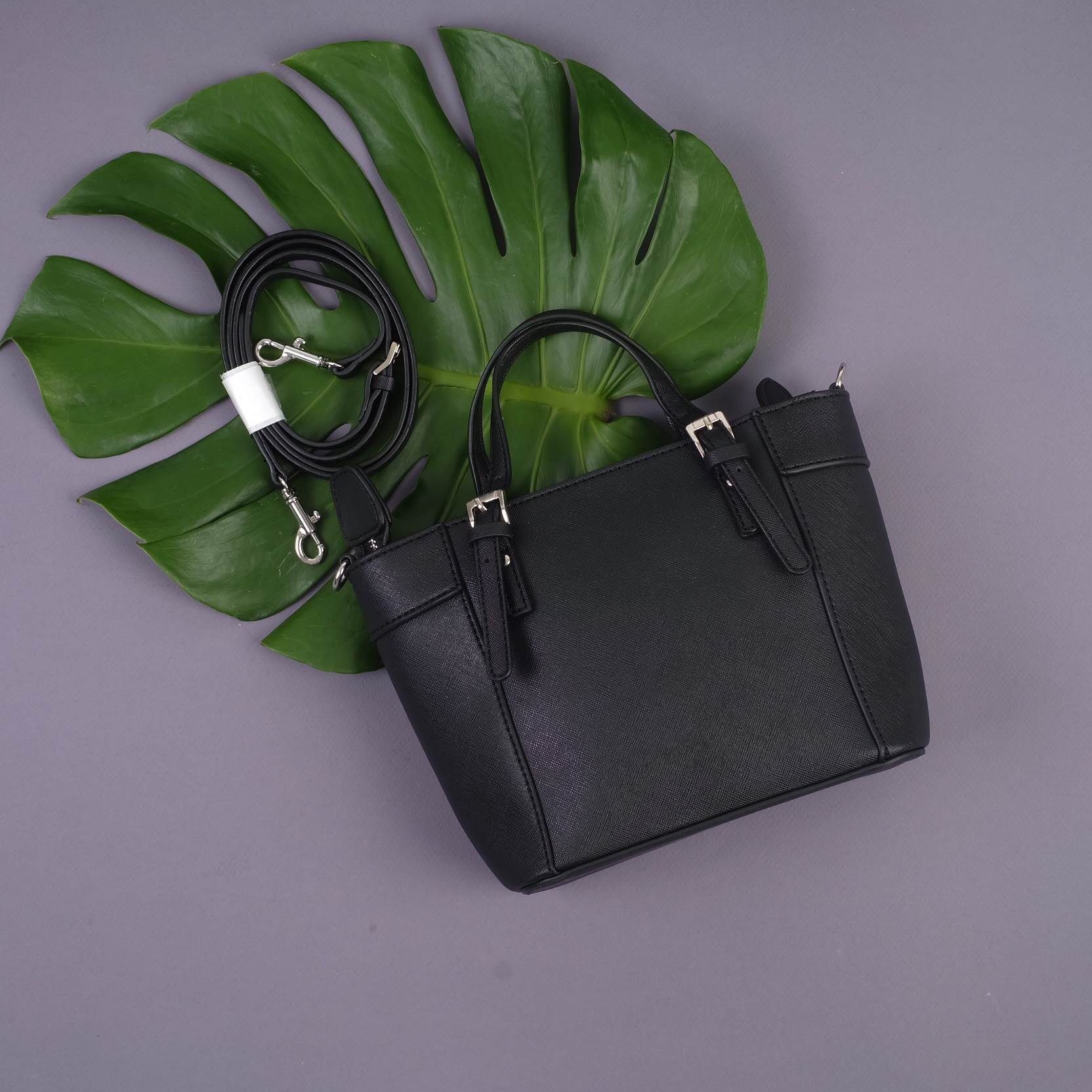 ได้กระเป๋า รุ่นหายาก ทรงสวย จากแบรนด์ Guess มาฝากคะ ใบนี้ ทรงมินิ size 8 นิ้ว กระลังน่ารักเลยคะ หนัง saffiano อย่างดี มีพวงกุญแจแบรนด์ ห้อย เข้า set ภายในมี ช่องเก็บของจุกจิก ห้ามพลาดเลยคะ สวย