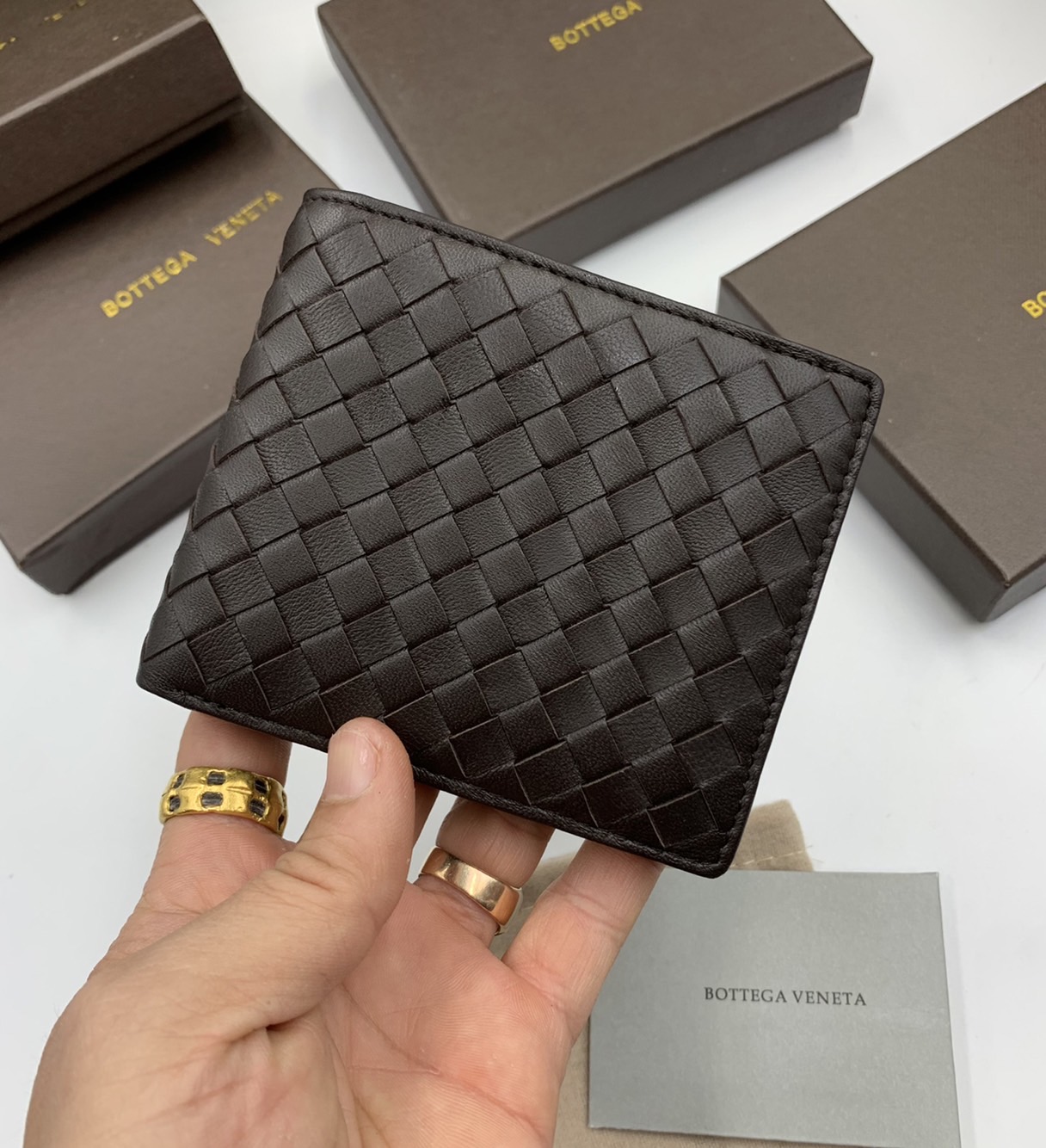 หนังแท้ BOTTEGA VENETA WALLET / BV Wallet พร้อมส่งที่ไทย กระเป๋าสตางค์ใบสั้นคุณผู้ชาย รุ่นตามหา มาเท่าไหร่ไม่เคยพอเลยค่า เป็นรุ่นคลาสสิกที่หยิบมาใช้งานได้บ่อยที่สุด งานหนังลูกวัวแท้ทั้งใบ ใช้ทนทานได้นาน ใช้ทนทานได้นานภาพสินค้าถ่ายจากงานขายจริง ใช้งานต่างป