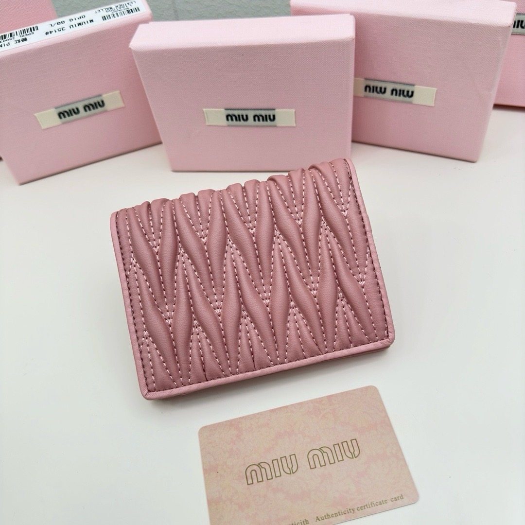 Miu Miu Small matelassé nappa leather wallet กระเป๋าสตางค์หนังแนปป้า ตกแต่งโลโก้หรูหราเป็นเอกลักษณ์